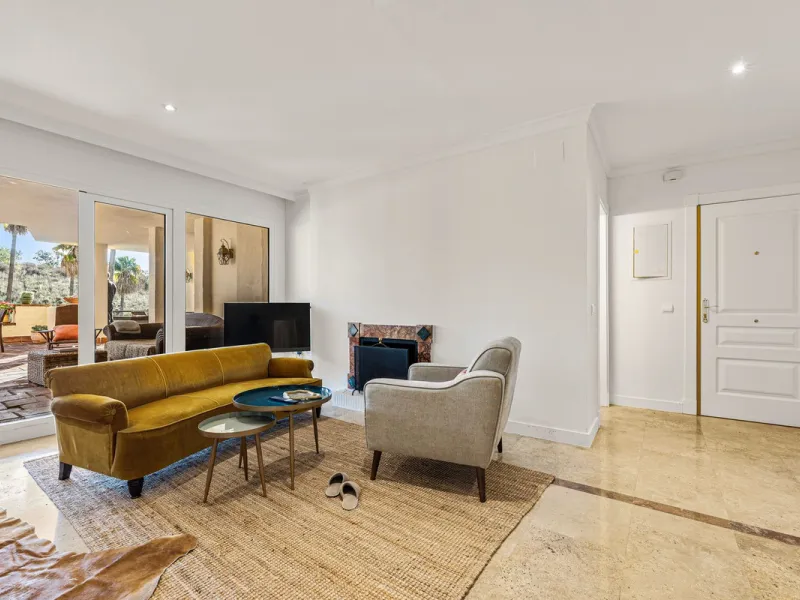 Spacious middle-floor apartment with spectacular direct sea views, located in one of the most peaceful and secure areas of Marbella's Golden Mile: Las Lomas del Marbella Club. Just 3 minutes from the beaches and the vibrant lifestyle of Puente Romano, thi