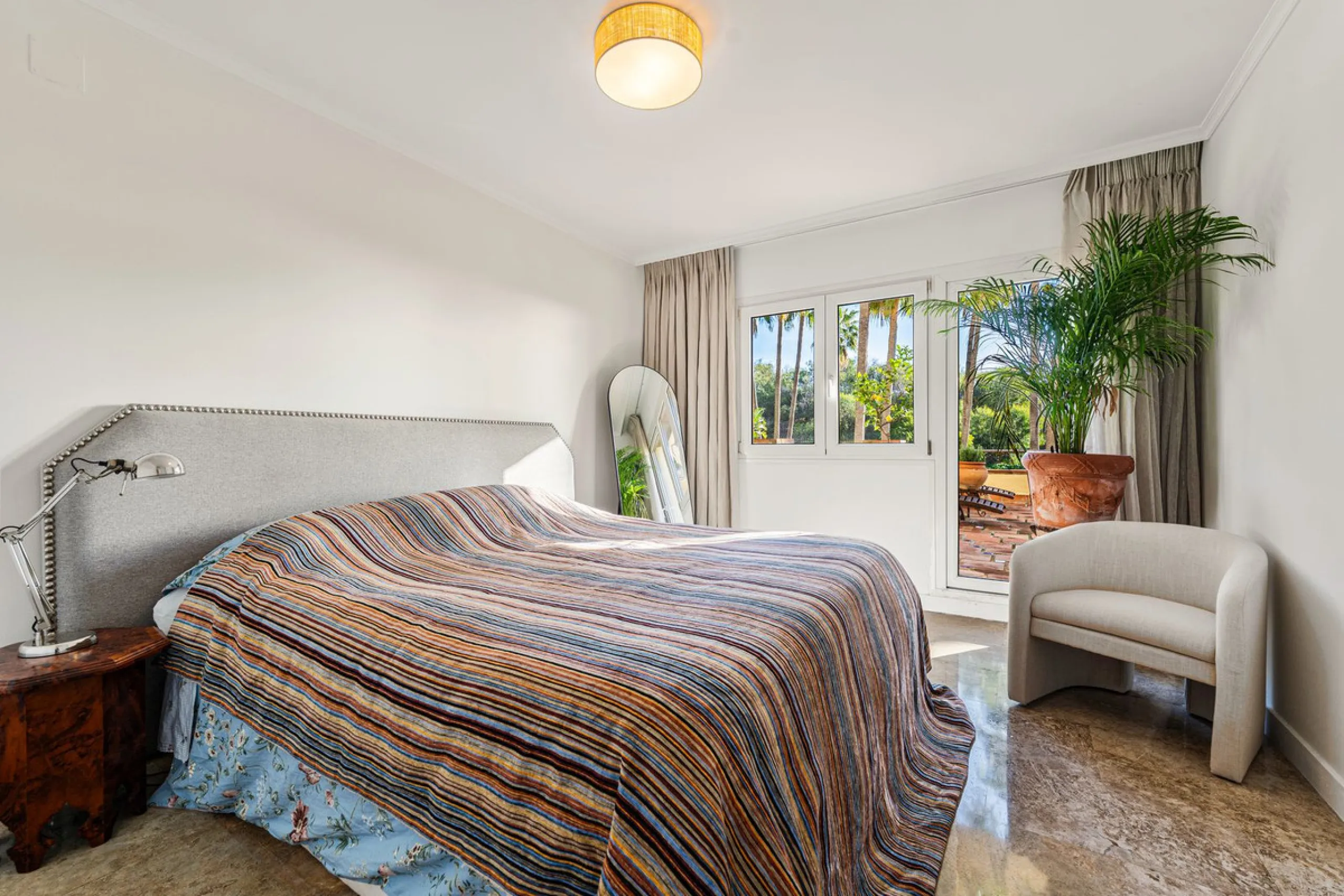 Spacious middle-floor apartment with spectacular direct sea views, located in one of the most peaceful and secure areas of Marbella's Golden Mile: Las Lomas del Marbella Club. Just 3 minutes from the beaches and the vibrant lifestyle of Puente Romano, thi