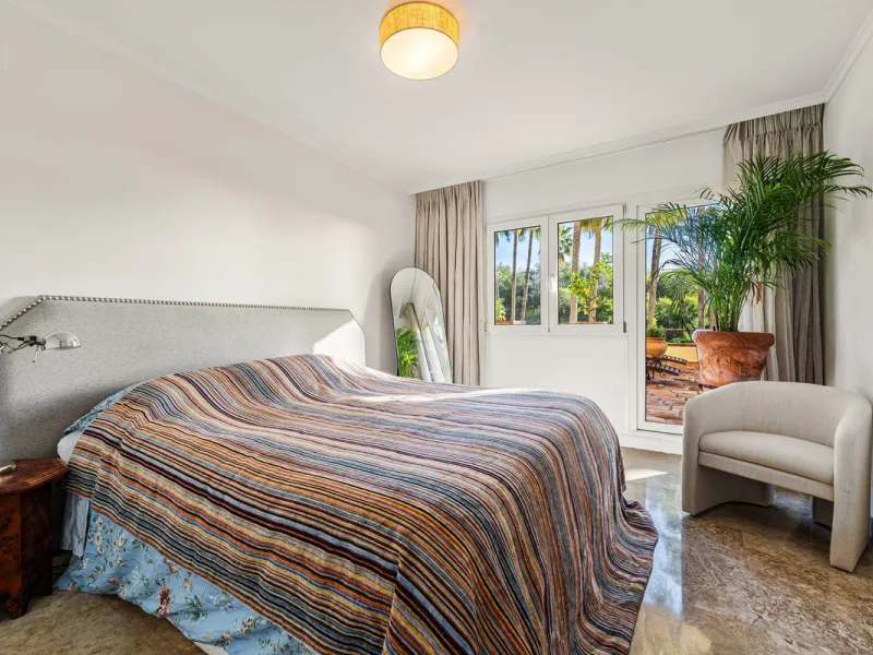 Spacious middle-floor apartment with spectacular direct sea views, located in one of the most peaceful and secure areas of Marbella's Golden Mile: Las Lomas del Marbella Club. Just 3 minutes from the beaches and the vibrant lifestyle of Puente Romano, thi