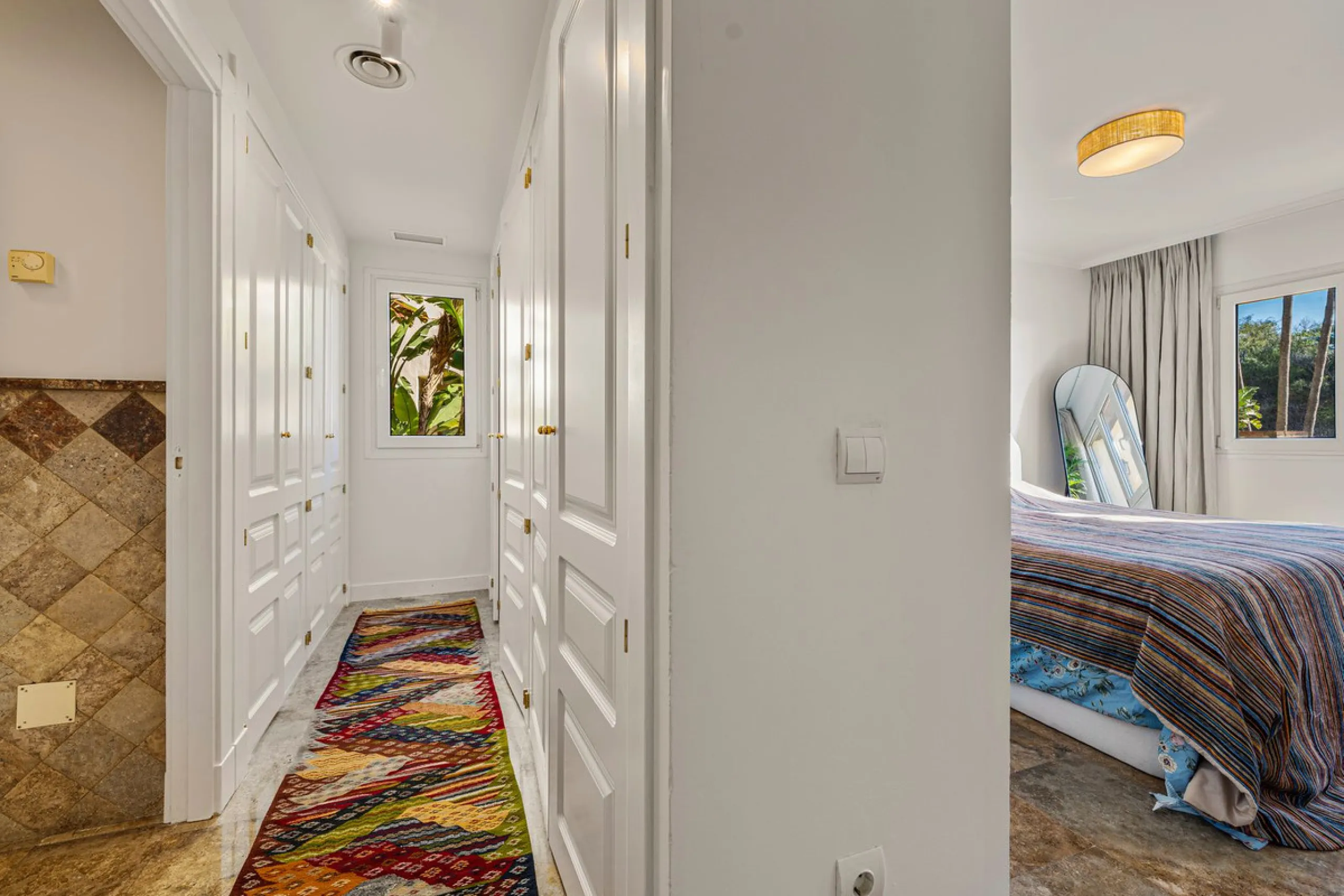 Spacious middle-floor apartment with spectacular direct sea views, located in one of the most peaceful and secure areas of Marbella's Golden Mile: Las Lomas del Marbella Club. Just 3 minutes from the beaches and the vibrant lifestyle of Puente Romano, thi