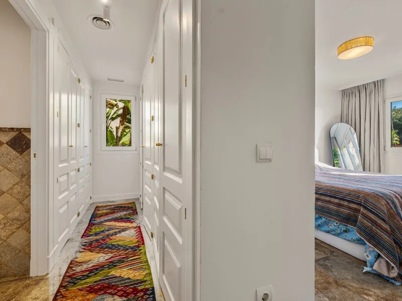 Spacious middle-floor apartment with spectacular direct sea views, located in one of the most peaceful and secure areas of Marbella's Golden Mile: Las Lomas del Marbella Club. Just 3 minutes from the beaches and the vibrant lifestyle of Puente Romano, thi