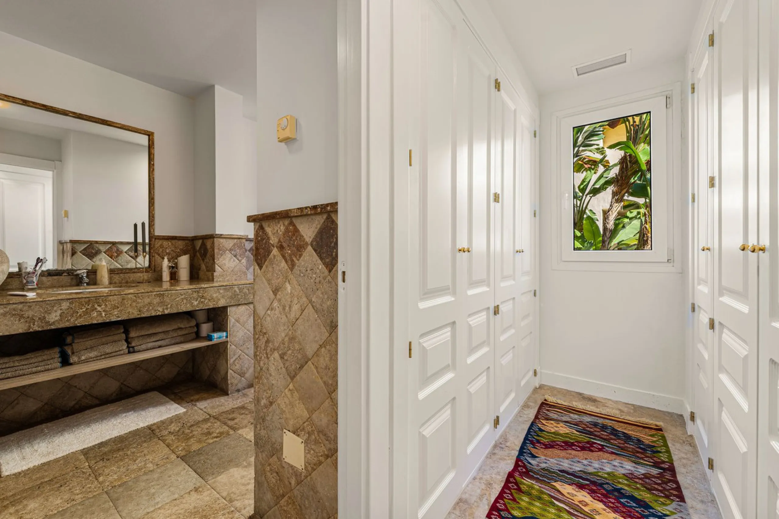 Spacious middle-floor apartment with spectacular direct sea views, located in one of the most peaceful and secure areas of Marbella's Golden Mile: Las Lomas del Marbella Club. Just 3 minutes from the beaches and the vibrant lifestyle of Puente Romano, thi