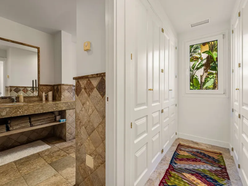 Spacious middle-floor apartment with spectacular direct sea views, located in one of the most peaceful and secure areas of Marbella's Golden Mile: Las Lomas del Marbella Club. Just 3 minutes from the beaches and the vibrant lifestyle of Puente Romano, thi