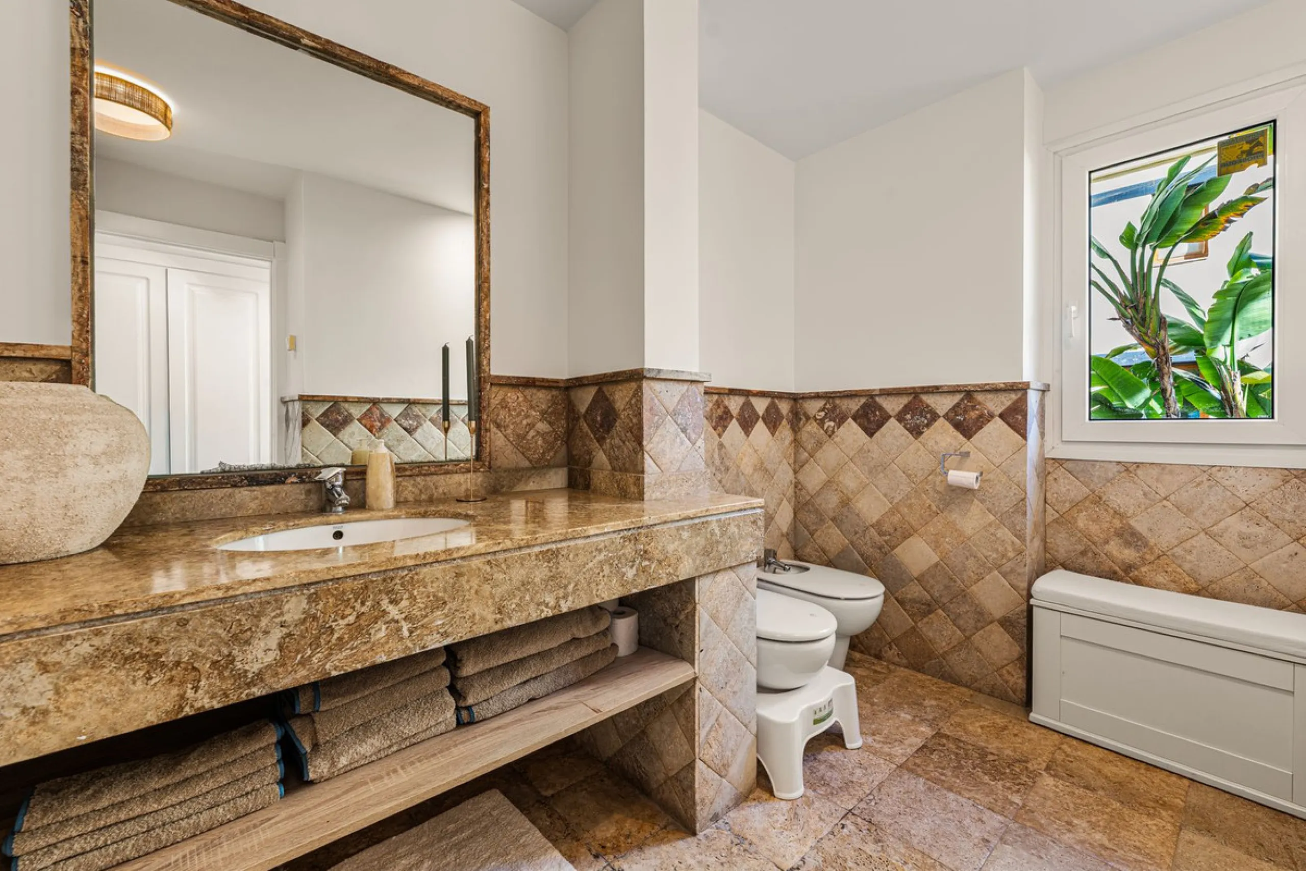 Spacious middle-floor apartment with spectacular direct sea views, located in one of the most peaceful and secure areas of Marbella's Golden Mile: Las Lomas del Marbella Club. Just 3 minutes from the beaches and the vibrant lifestyle of Puente Romano, thi
