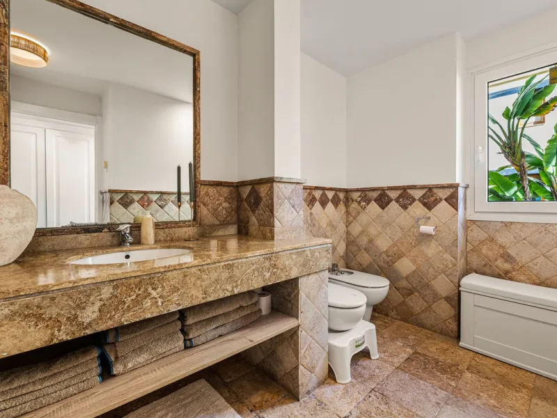 Spacious middle-floor apartment with spectacular direct sea views, located in one of the most peaceful and secure areas of Marbella's Golden Mile: Las Lomas del Marbella Club. Just 3 minutes from the beaches and the vibrant lifestyle of Puente Romano, thi