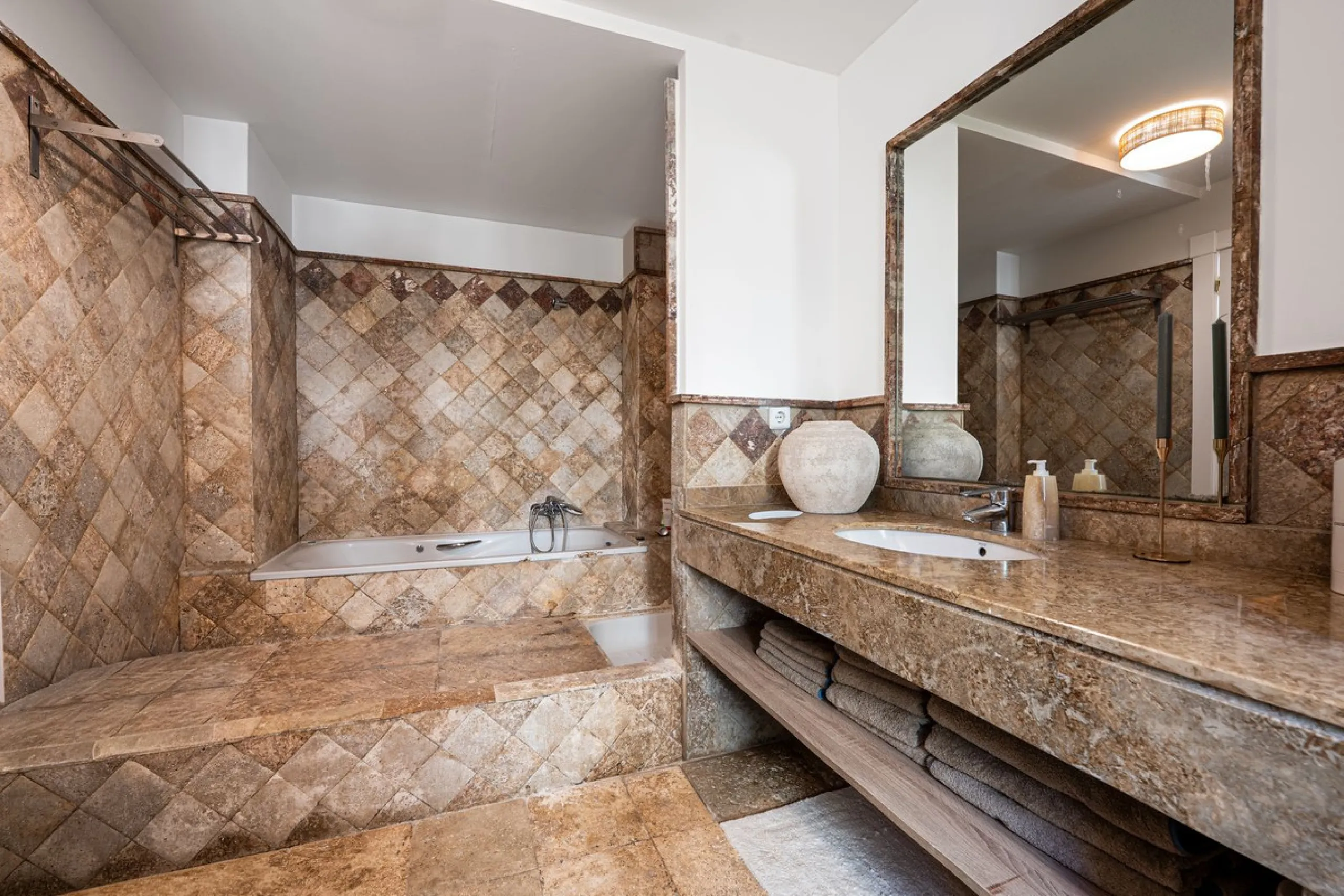 Spacious middle-floor apartment with spectacular direct sea views, located in one of the most peaceful and secure areas of Marbella's Golden Mile: Las Lomas del Marbella Club. Just 3 minutes from the beaches and the vibrant lifestyle of Puente Romano, thi