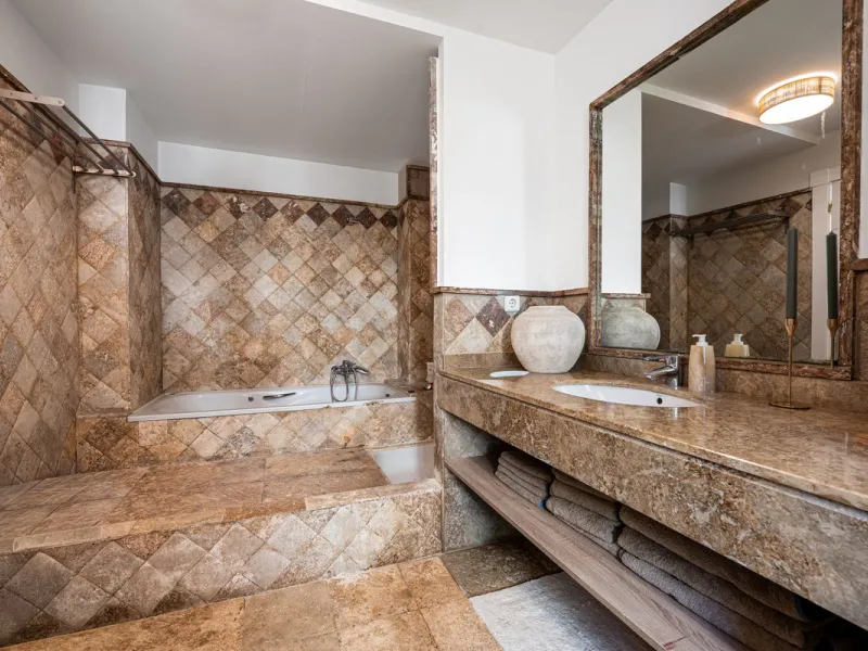 Spacious middle-floor apartment with spectacular direct sea views, located in one of the most peaceful and secure areas of Marbella's Golden Mile: Las Lomas del Marbella Club. Just 3 minutes from the beaches and the vibrant lifestyle of Puente Romano, thi