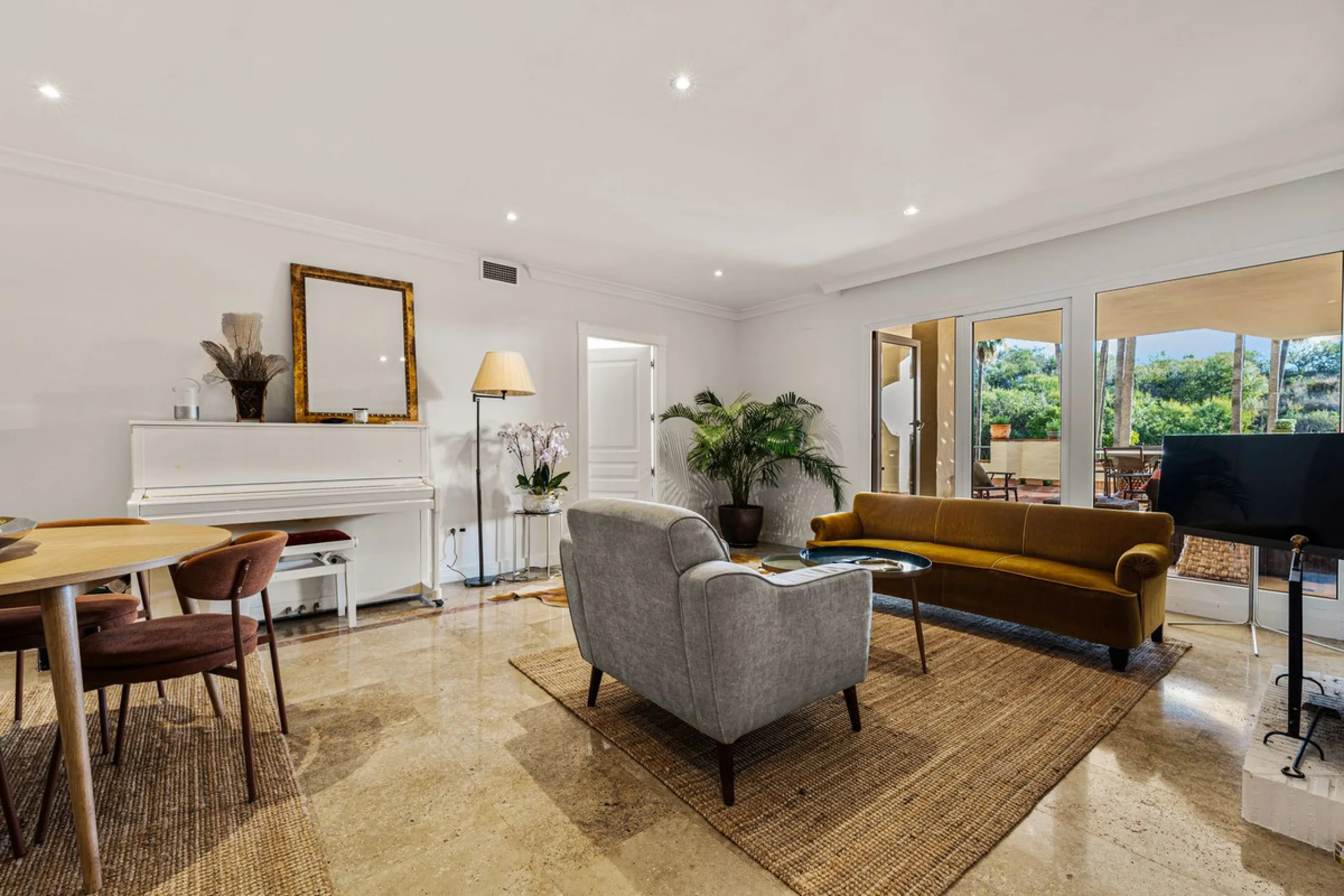 Spacious middle-floor apartment with spectacular direct sea views, located in one of the most peaceful and secure areas of Marbella's Golden Mile: Las Lomas del Marbella Club. Just 3 minutes from the beaches and the vibrant lifestyle of Puente Romano, thi