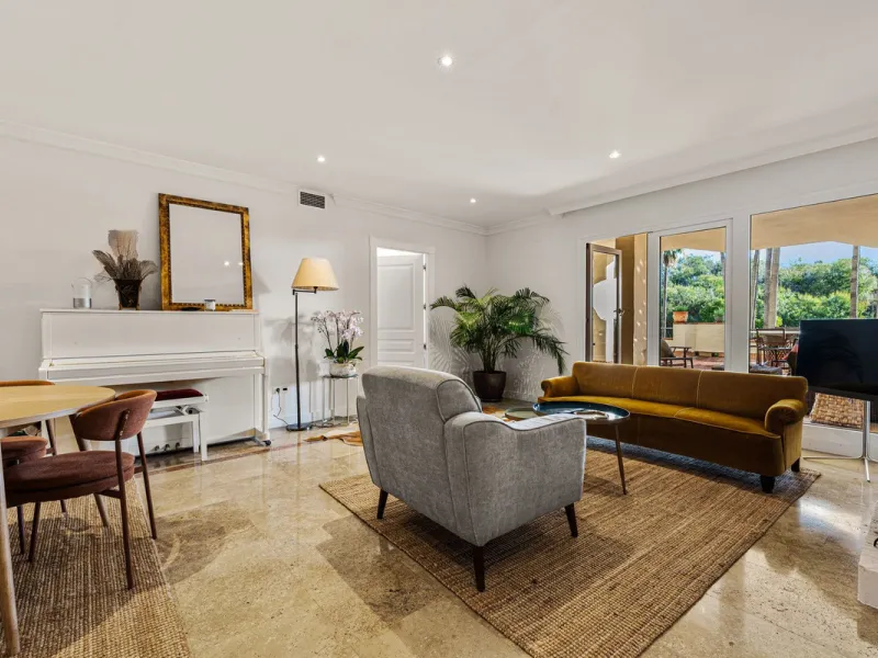 Spacious middle-floor apartment with spectacular direct sea views, located in one of the most peaceful and secure areas of Marbella's Golden Mile: Las Lomas del Marbella Club. Just 3 minutes from the beaches and the vibrant lifestyle of Puente Romano, thi