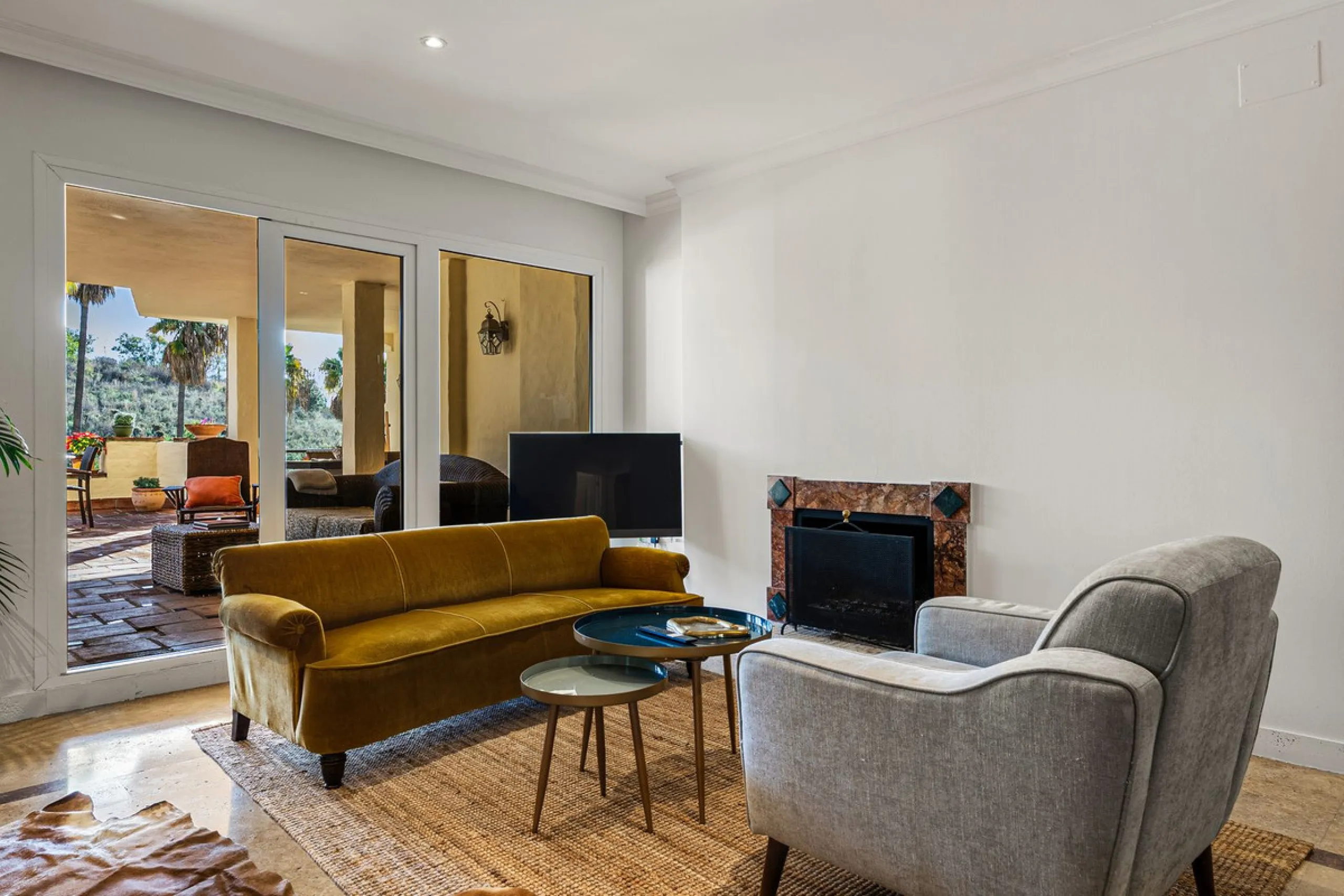 Spacious middle-floor apartment with spectacular direct sea views, located in one of the most peaceful and secure areas of Marbella's Golden Mile: Las Lomas del Marbella Club. Just 3 minutes from the beaches and the vibrant lifestyle of Puente Romano, thi
