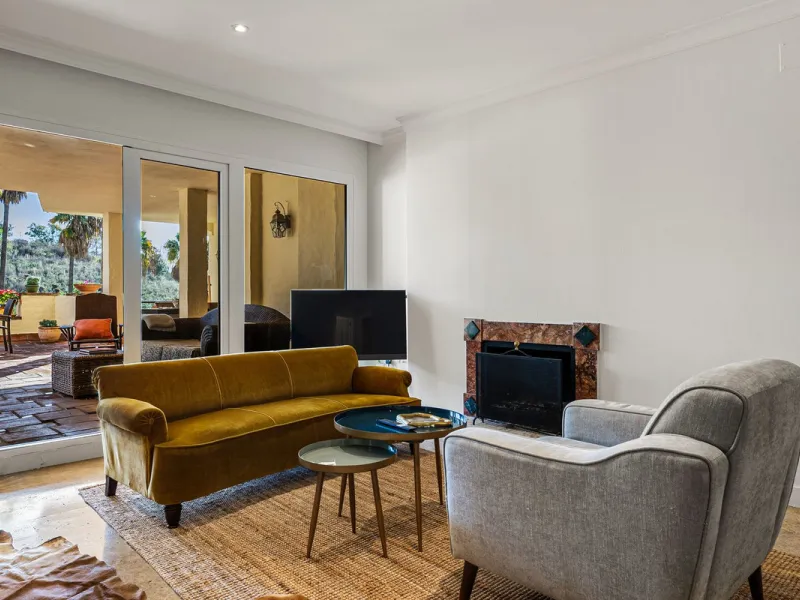 Spacious middle-floor apartment with spectacular direct sea views, located in one of the most peaceful and secure areas of Marbella's Golden Mile: Las Lomas del Marbella Club. Just 3 minutes from the beaches and the vibrant lifestyle of Puente Romano, thi