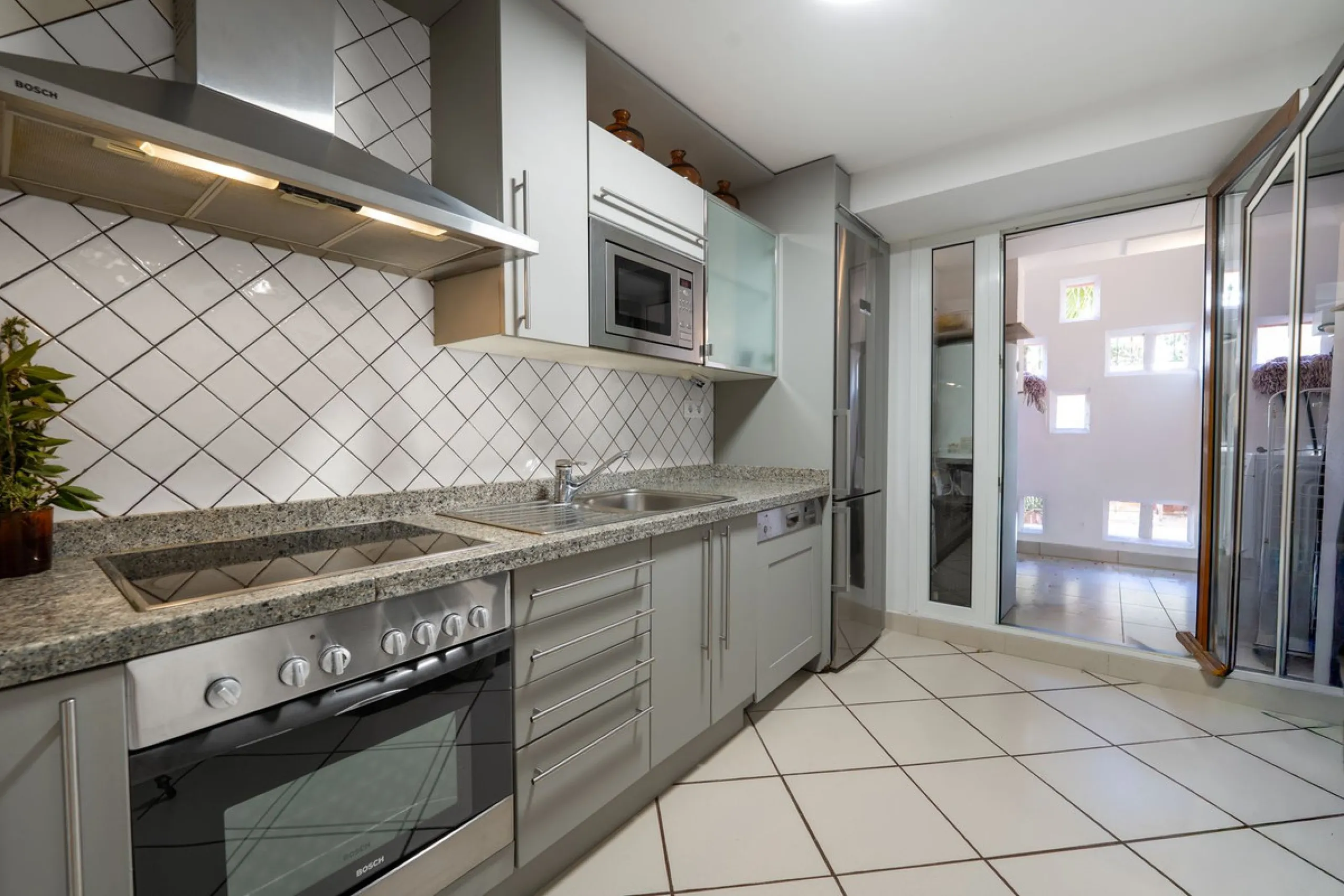 Spacious middle-floor apartment with spectacular direct sea views, located in one of the most peaceful and secure areas of Marbella's Golden Mile: Las Lomas del Marbella Club. Just 3 minutes from the beaches and the vibrant lifestyle of Puente Romano, thi