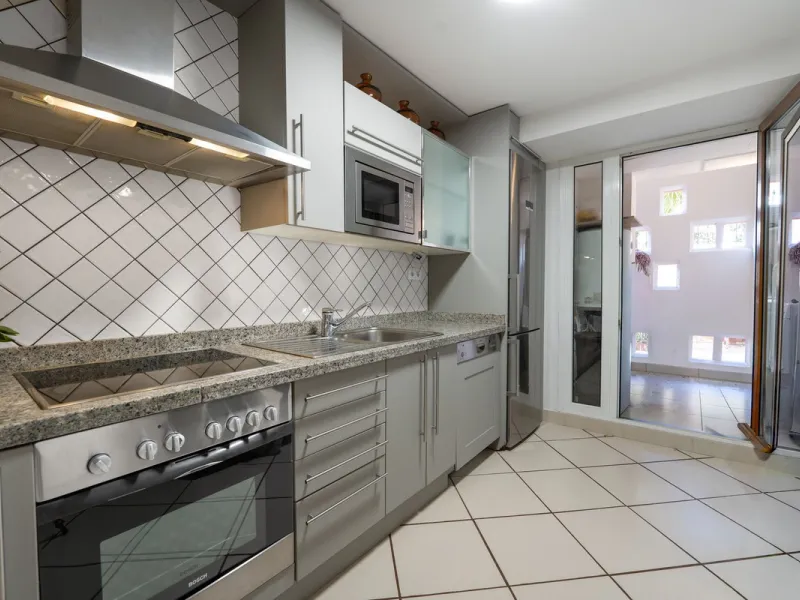 Spacious middle-floor apartment with spectacular direct sea views, located in one of the most peaceful and secure areas of Marbella's Golden Mile: Las Lomas del Marbella Club. Just 3 minutes from the beaches and the vibrant lifestyle of Puente Romano, thi