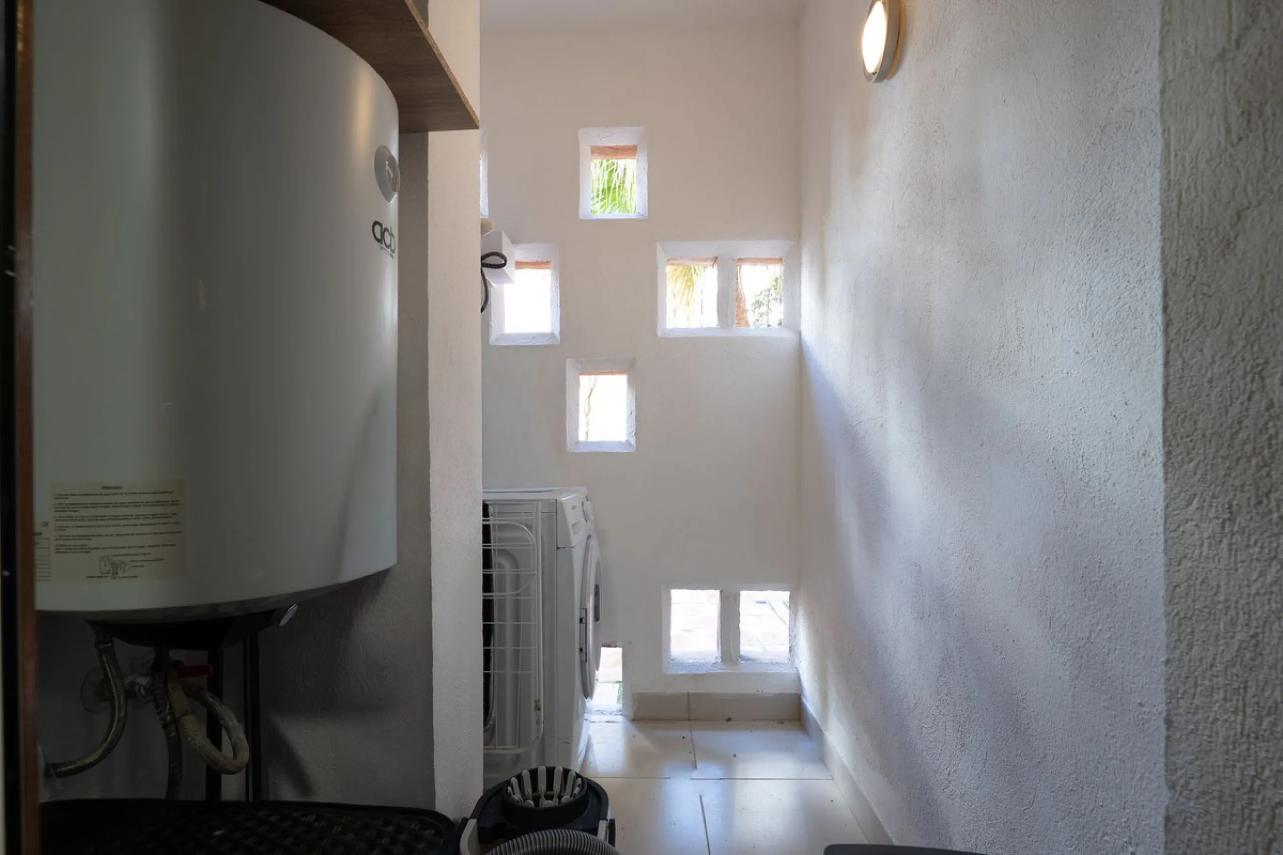 Spacious middle-floor apartment with spectacular direct sea views, located in one of the most peaceful and secure areas of Marbella's Golden Mile: Las Lomas del Marbella Club. Just 3 minutes from the beaches and the vibrant lifestyle of Puente Romano, thi
