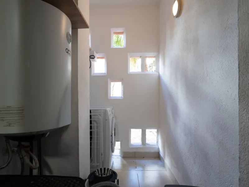 Spacious middle-floor apartment with spectacular direct sea views, located in one of the most peaceful and secure areas of Marbella's Golden Mile: Las Lomas del Marbella Club. Just 3 minutes from the beaches and the vibrant lifestyle of Puente Romano, thi