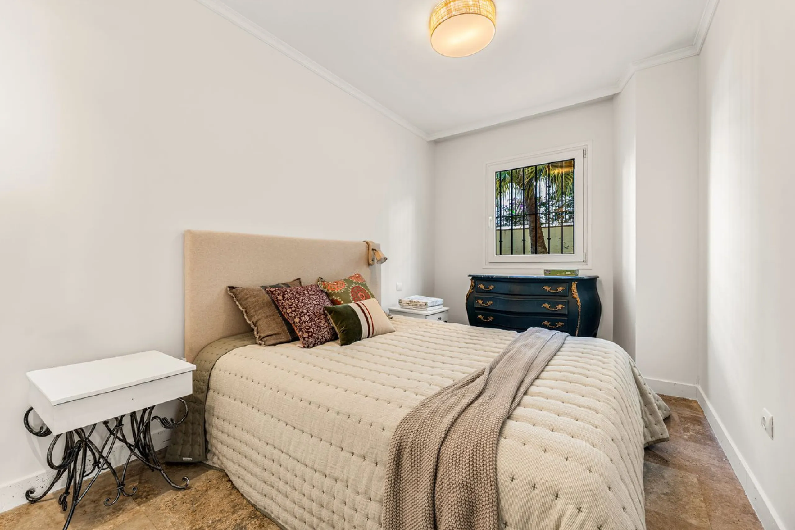 Spacious middle-floor apartment with spectacular direct sea views, located in one of the most peaceful and secure areas of Marbella's Golden Mile: Las Lomas del Marbella Club. Just 3 minutes from the beaches and the vibrant lifestyle of Puente Romano, thi