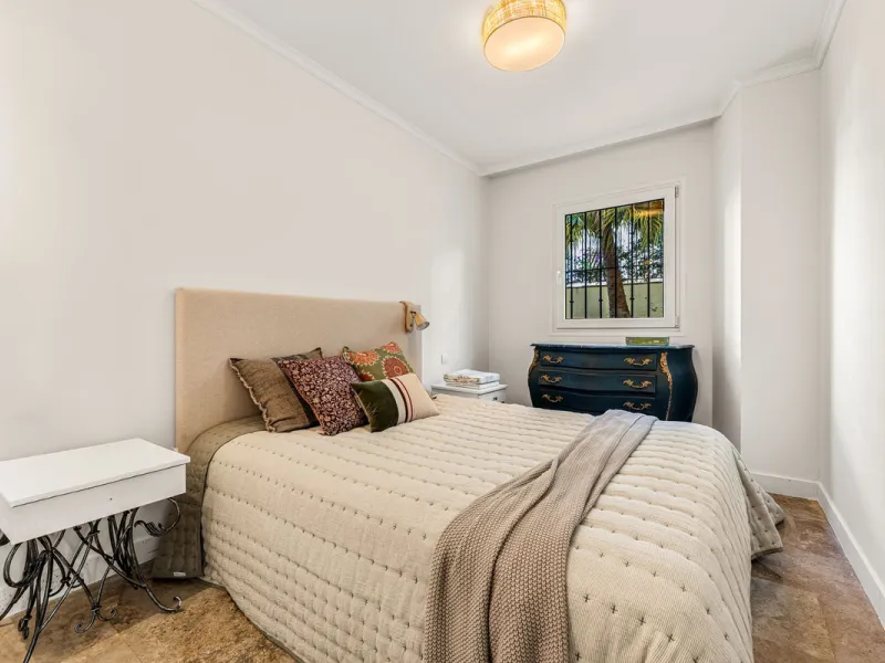 Spacious middle-floor apartment with spectacular direct sea views, located in one of the most peaceful and secure areas of Marbella's Golden Mile: Las Lomas del Marbella Club. Just 3 minutes from the beaches and the vibrant lifestyle of Puente Romano, thi
