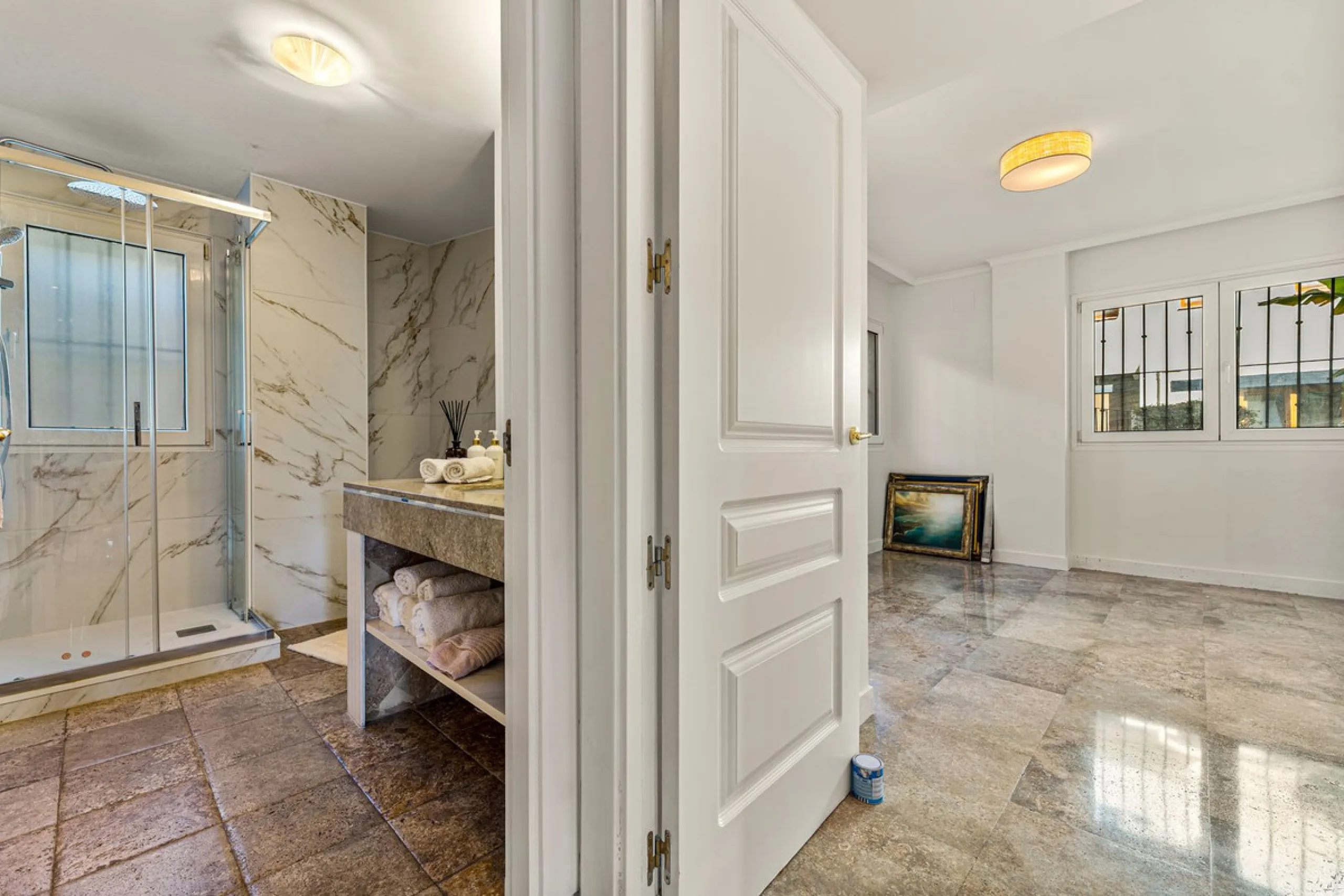 Spacious middle-floor apartment with spectacular direct sea views, located in one of the most peaceful and secure areas of Marbella's Golden Mile: Las Lomas del Marbella Club. Just 3 minutes from the beaches and the vibrant lifestyle of Puente Romano, thi