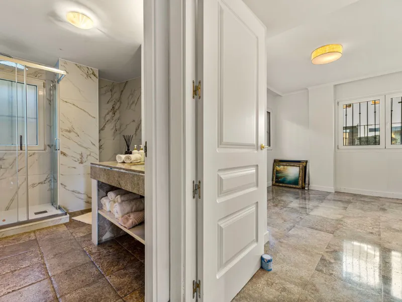 Spacious middle-floor apartment with spectacular direct sea views, located in one of the most peaceful and secure areas of Marbella's Golden Mile: Las Lomas del Marbella Club. Just 3 minutes from the beaches and the vibrant lifestyle of Puente Romano, thi