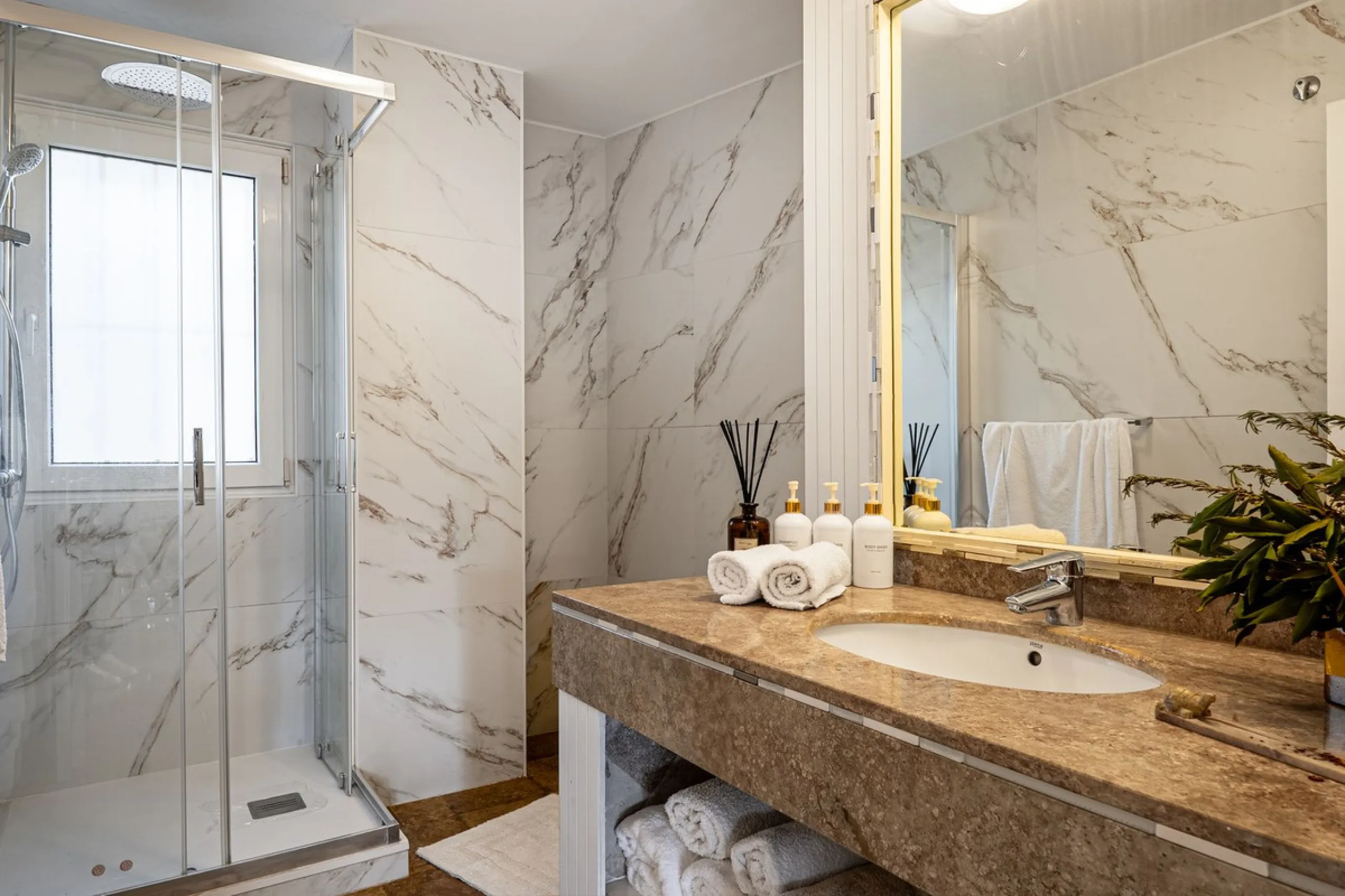 Spacious middle-floor apartment with spectacular direct sea views, located in one of the most peaceful and secure areas of Marbella's Golden Mile: Las Lomas del Marbella Club. Just 3 minutes from the beaches and the vibrant lifestyle of Puente Romano, thi
