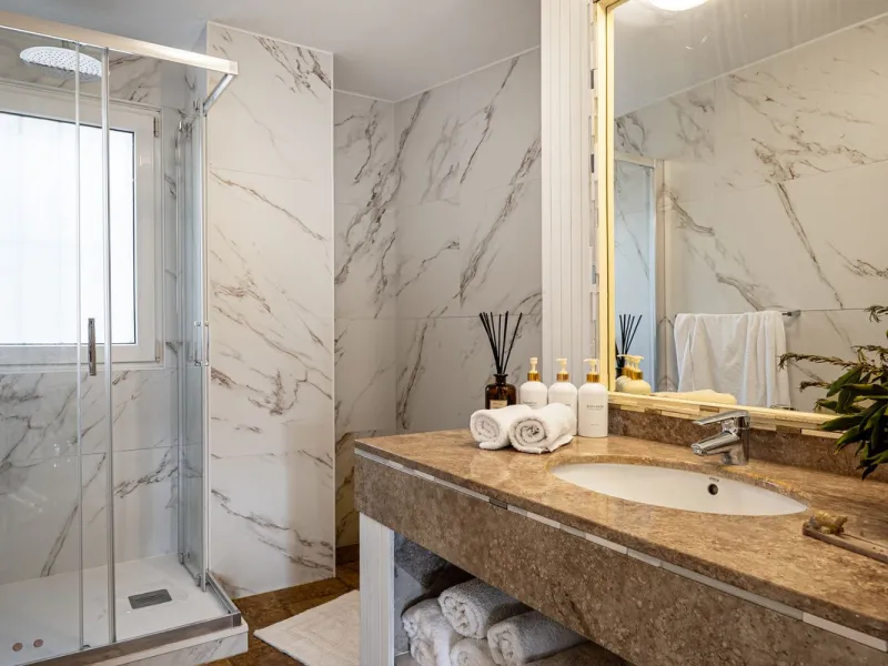 Spacious middle-floor apartment with spectacular direct sea views, located in one of the most peaceful and secure areas of Marbella's Golden Mile: Las Lomas del Marbella Club. Just 3 minutes from the beaches and the vibrant lifestyle of Puente Romano, thi