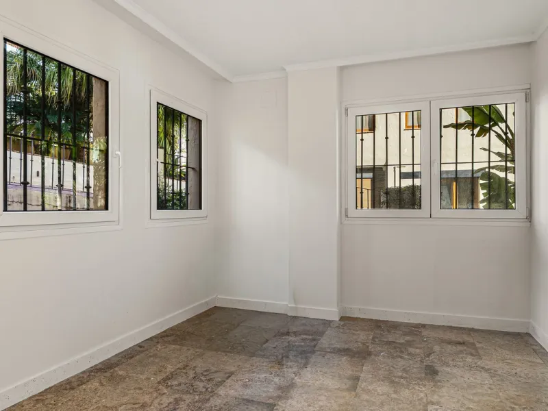 Spacious middle-floor apartment with spectacular direct sea views, located in one of the most peaceful and secure areas of Marbella's Golden Mile: Las Lomas del Marbella Club. Just 3 minutes from the beaches and the vibrant lifestyle of Puente Romano, thi