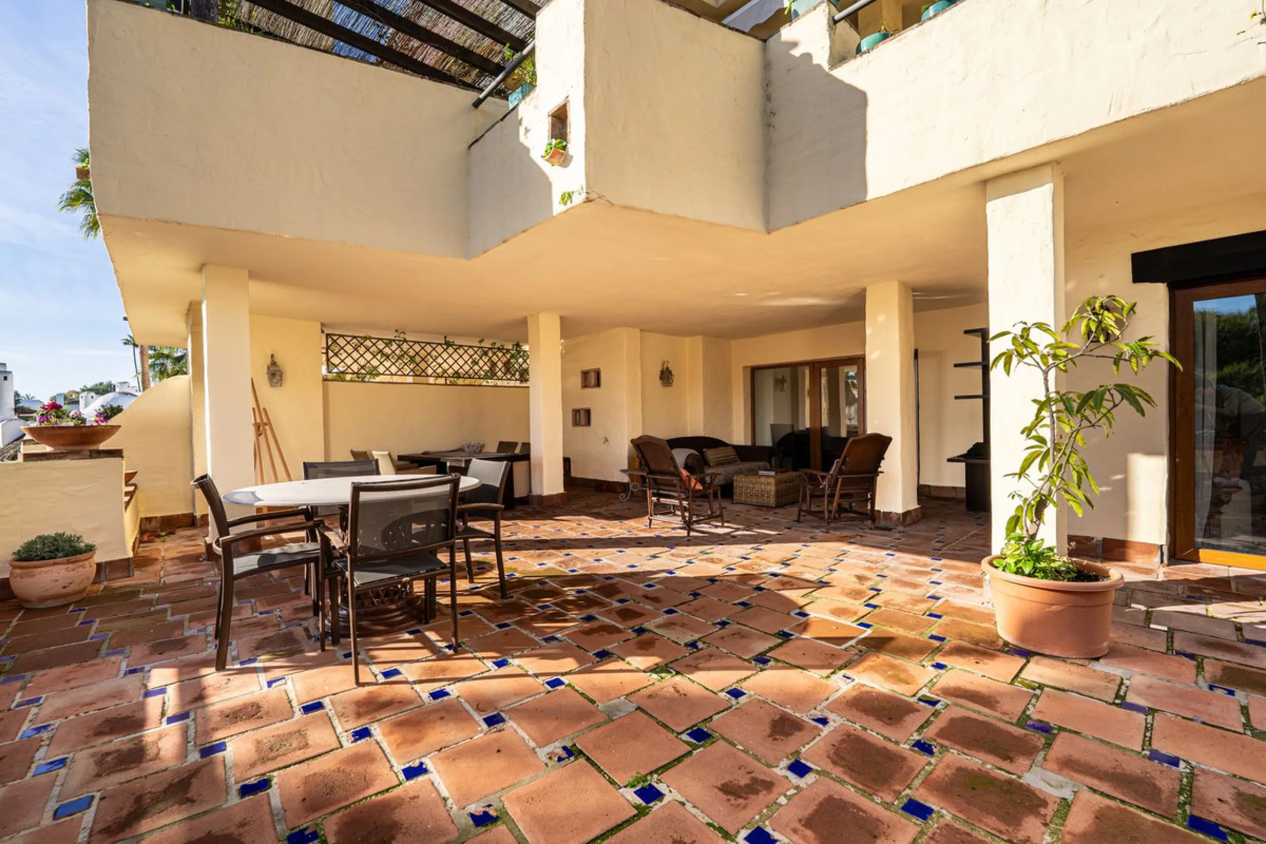 Spacious middle-floor apartment with spectacular direct sea views, located in one of the most peaceful and secure areas of Marbella's Golden Mile: Las Lomas del Marbella Club. Just 3 minutes from the beaches and the vibrant lifestyle of Puente Romano, thi