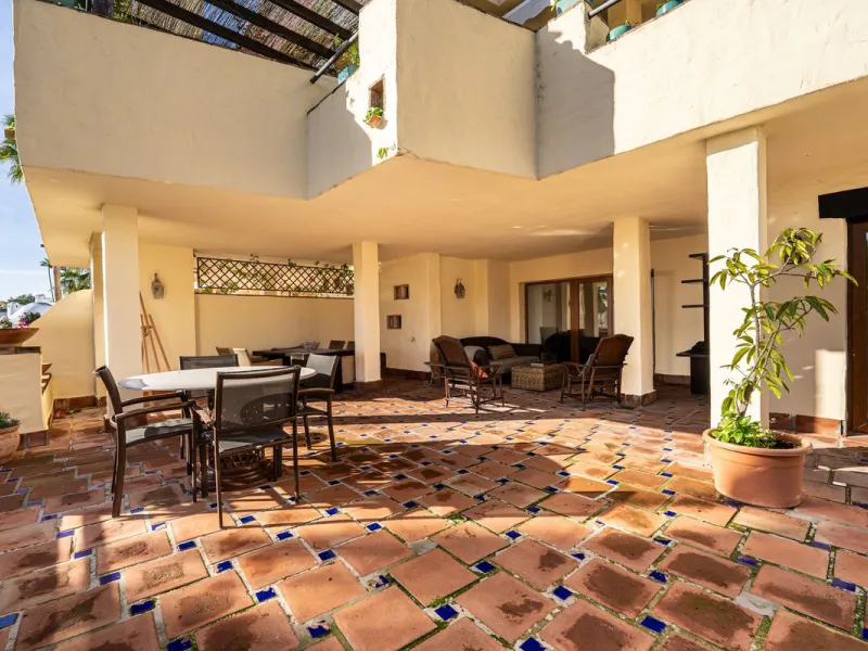 Spacious middle-floor apartment with spectacular direct sea views, located in one of the most peaceful and secure areas of Marbella's Golden Mile: Las Lomas del Marbella Club. Just 3 minutes from the beaches and the vibrant lifestyle of Puente Romano, thi