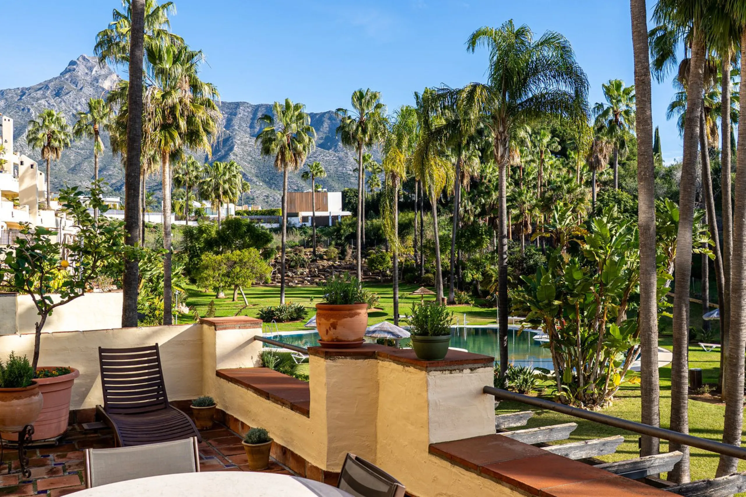 Spacious middle-floor apartment with spectacular direct sea views, located in one of the most peaceful and secure areas of Marbella's Golden Mile: Las Lomas del Marbella Club. Just 3 minutes from the beaches and the vibrant lifestyle of Puente Romano, thi