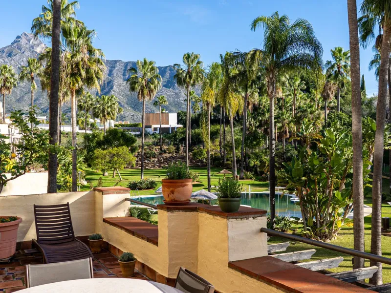 Spacious middle-floor apartment with spectacular direct sea views, located in one of the most peaceful and secure areas of Marbella's Golden Mile: Las Lomas del Marbella Club. Just 3 minutes from the beaches and the vibrant lifestyle of Puente Romano, thi