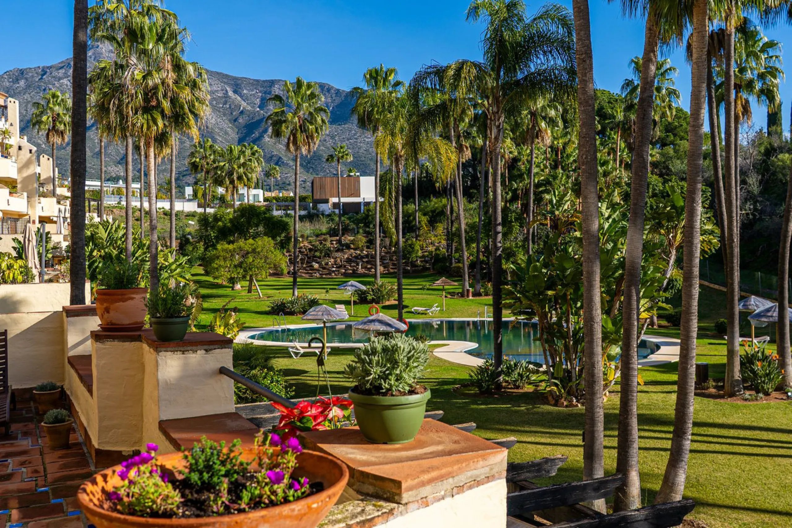 Spacious middle-floor apartment with spectacular direct sea views, located in one of the most peaceful and secure areas of Marbella's Golden Mile: Las Lomas del Marbella Club. Just 3 minutes from the beaches and the vibrant lifestyle of Puente Romano, thi