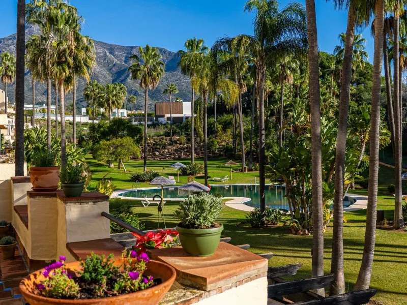 Spacious middle-floor apartment with spectacular direct sea views, located in one of the most peaceful and secure areas of Marbella's Golden Mile: Las Lomas del Marbella Club. Just 3 minutes from the beaches and the vibrant lifestyle of Puente Romano, thi