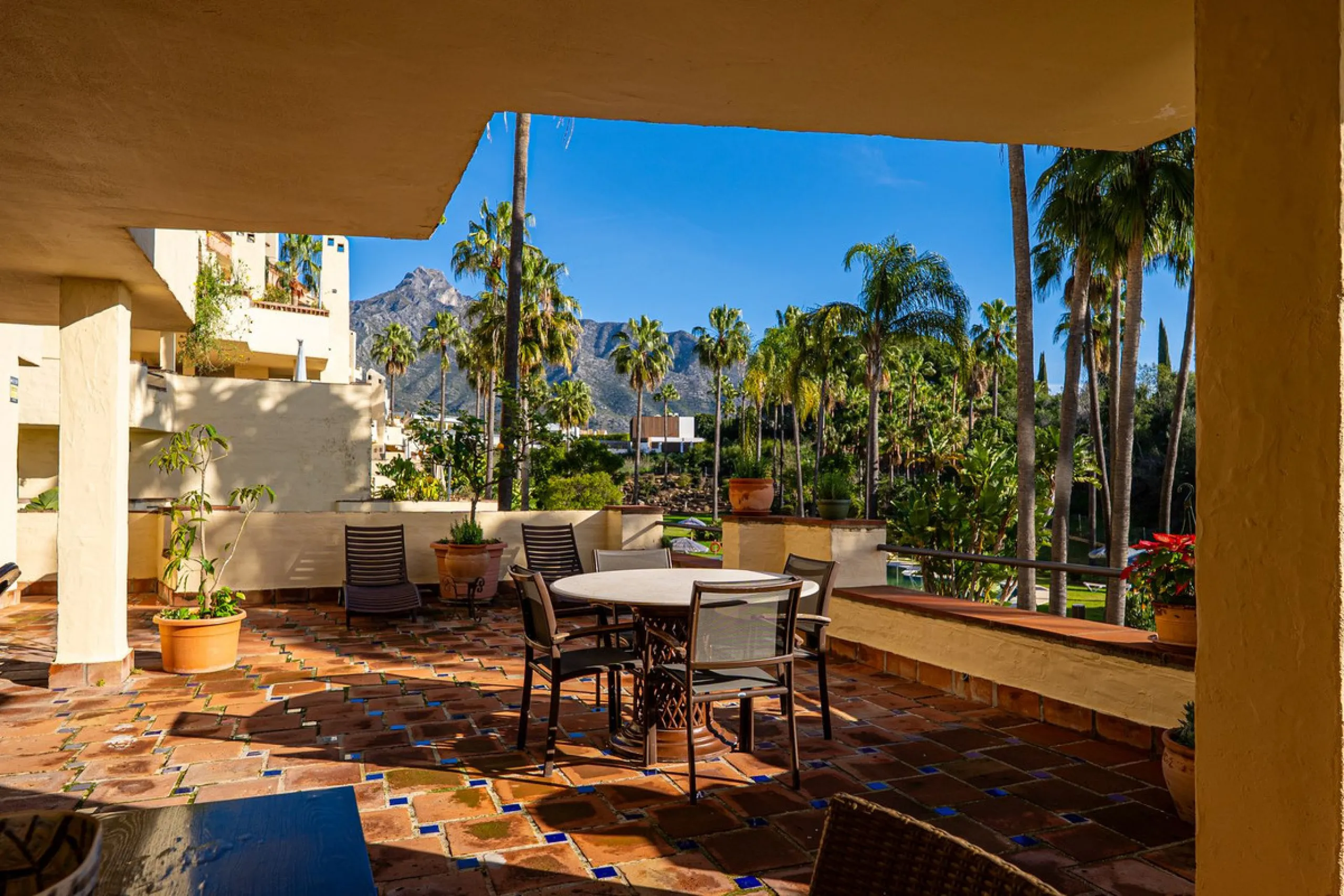 Spacious middle-floor apartment with spectacular direct sea views, located in one of the most peaceful and secure areas of Marbella's Golden Mile: Las Lomas del Marbella Club. Just 3 minutes from the beaches and the vibrant lifestyle of Puente Romano, thi