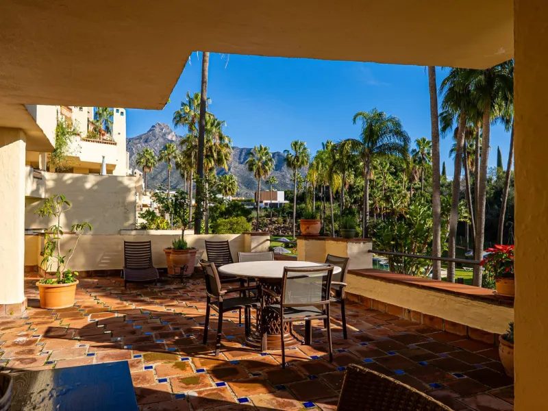 Spacious middle-floor apartment with spectacular direct sea views, located in one of the most peaceful and secure areas of Marbella's Golden Mile: Las Lomas del Marbella Club. Just 3 minutes from the beaches and the vibrant lifestyle of Puente Romano, thi