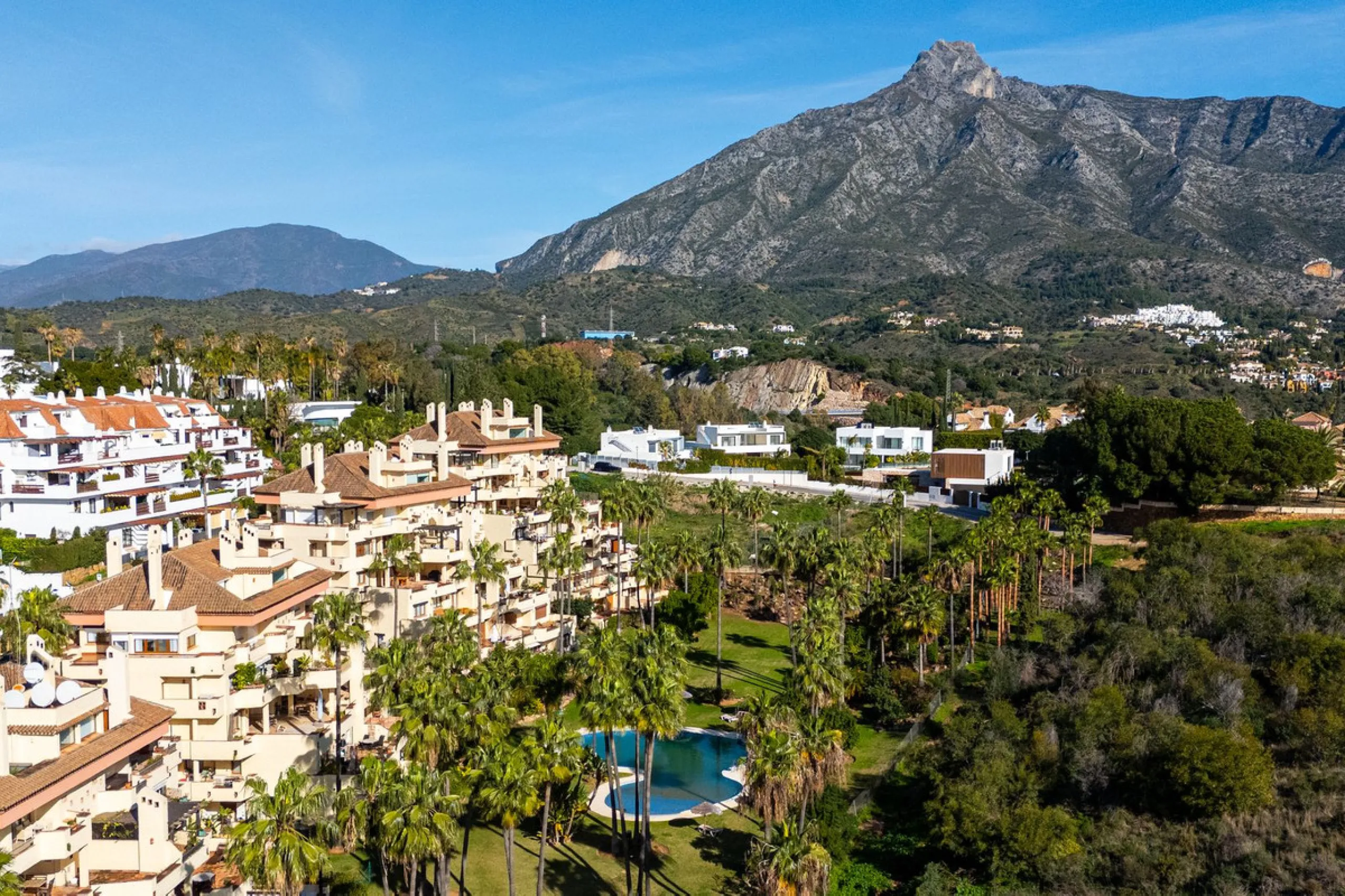 Spacious middle-floor apartment with spectacular direct sea views, located in one of the most peaceful and secure areas of Marbella's Golden Mile: Las Lomas del Marbella Club. Just 3 minutes from the beaches and the vibrant lifestyle of Puente Romano, thi