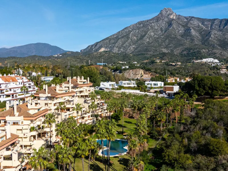 Spacious middle-floor apartment with spectacular direct sea views, located in one of the most peaceful and secure areas of Marbella's Golden Mile: Las Lomas del Marbella Club. Just 3 minutes from the beaches and the vibrant lifestyle of Puente Romano, thi