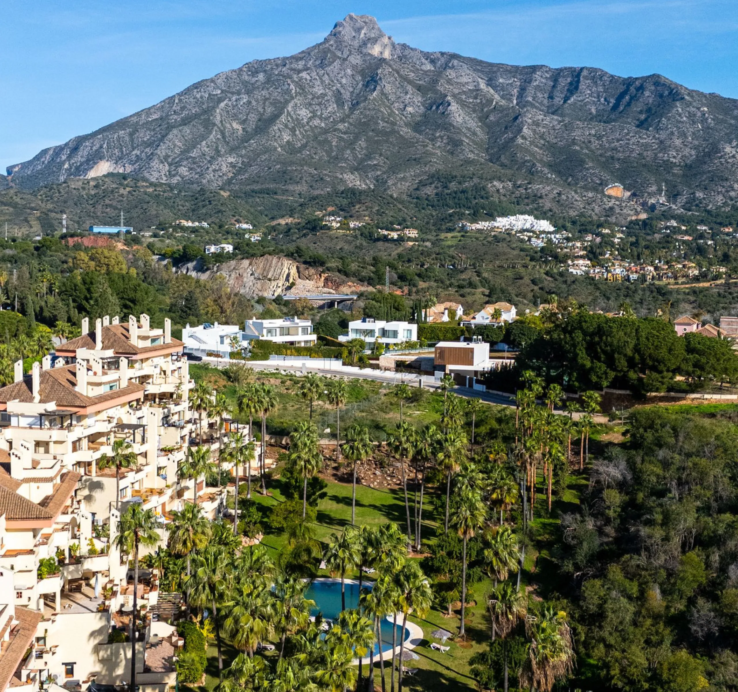Spacious middle-floor apartment with spectacular direct sea views, located in one of the most peaceful and secure areas of Marbella's Golden Mile: Las Lomas del Marbella Club. Just 3 minutes from the beaches and the vibrant lifestyle of Puente Romano, thi