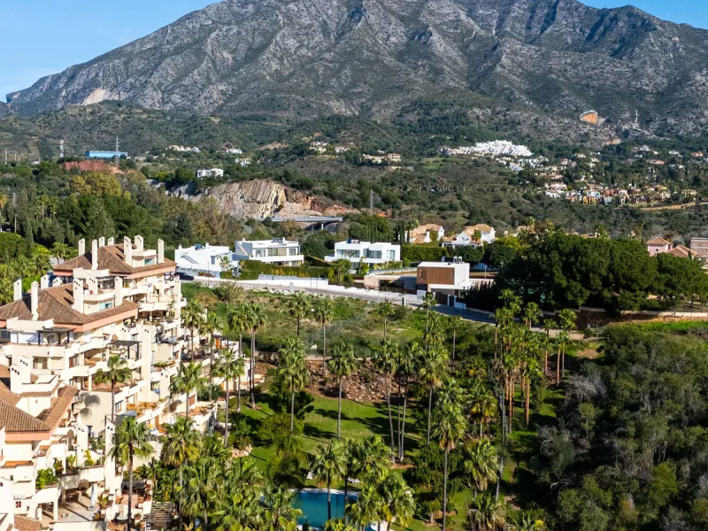 Spacious middle-floor apartment with spectacular direct sea views, located in one of the most peaceful and secure areas of Marbella's Golden Mile: Las Lomas del Marbella Club. Just 3 minutes from the beaches and the vibrant lifestyle of Puente Romano, thi