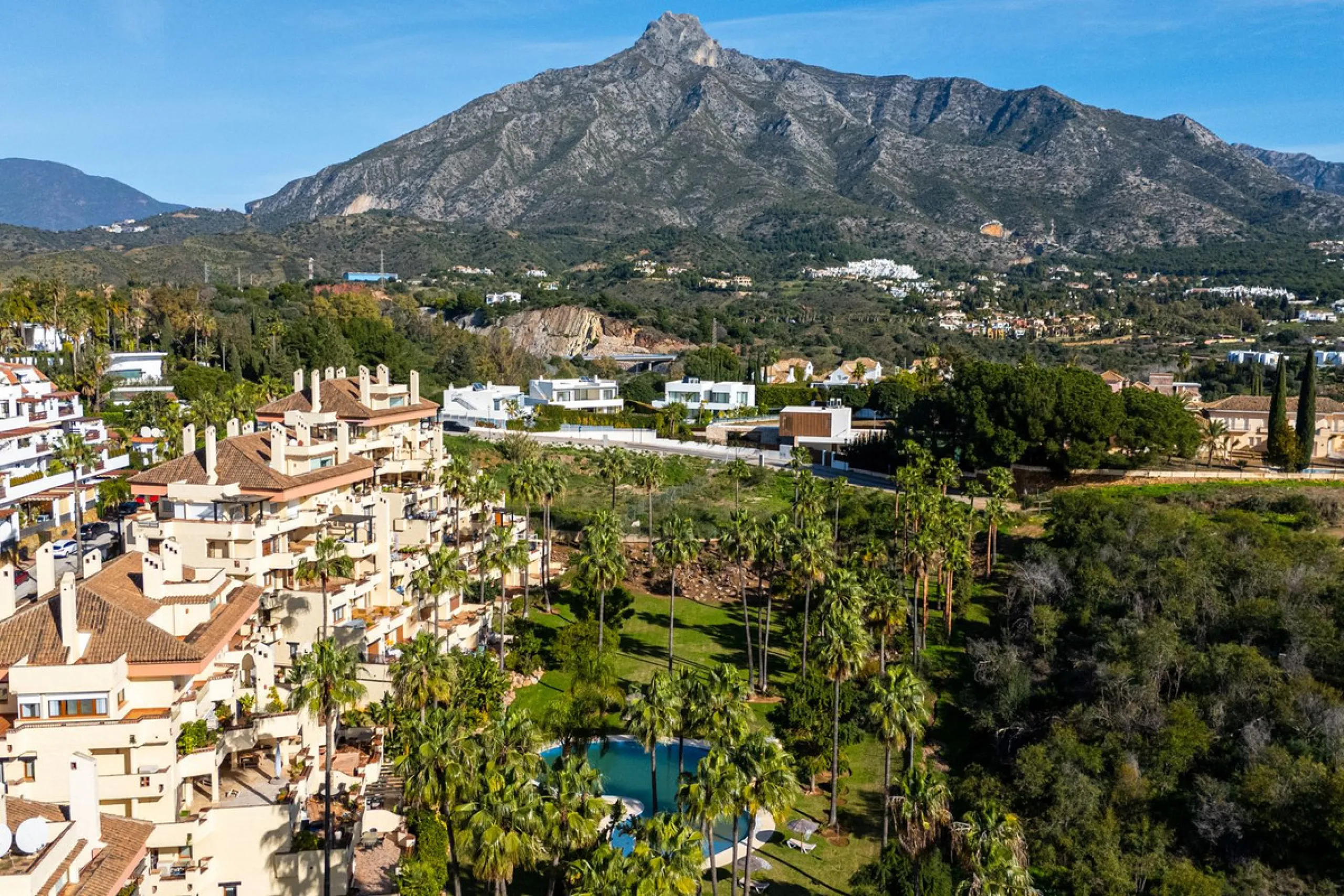 Spacious middle-floor apartment with spectacular direct sea views, located in one of the most peaceful and secure areas of Marbella's Golden Mile: Las Lomas del Marbella Club. Just 3 minutes from the beaches and the vibrant lifestyle of Puente Romano, thi