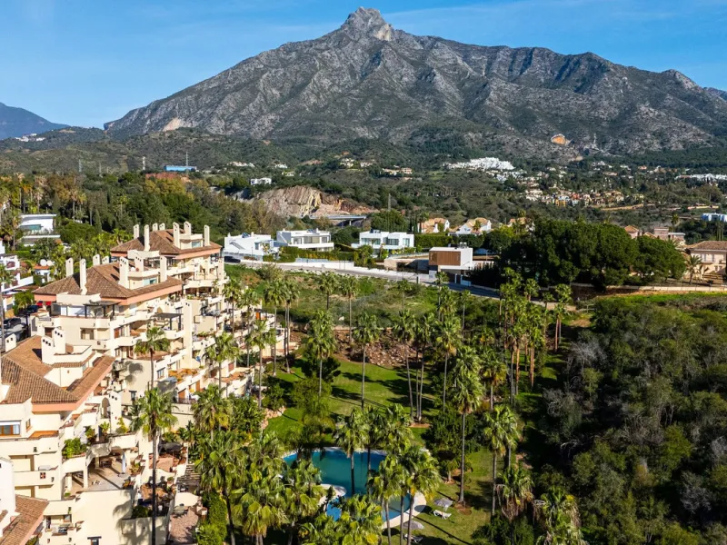 Spacious middle-floor apartment with spectacular direct sea views, located in one of the most peaceful and secure areas of Marbella's Golden Mile: Las Lomas del Marbella Club. Just 3 minutes from the beaches and the vibrant lifestyle of Puente Romano, thi