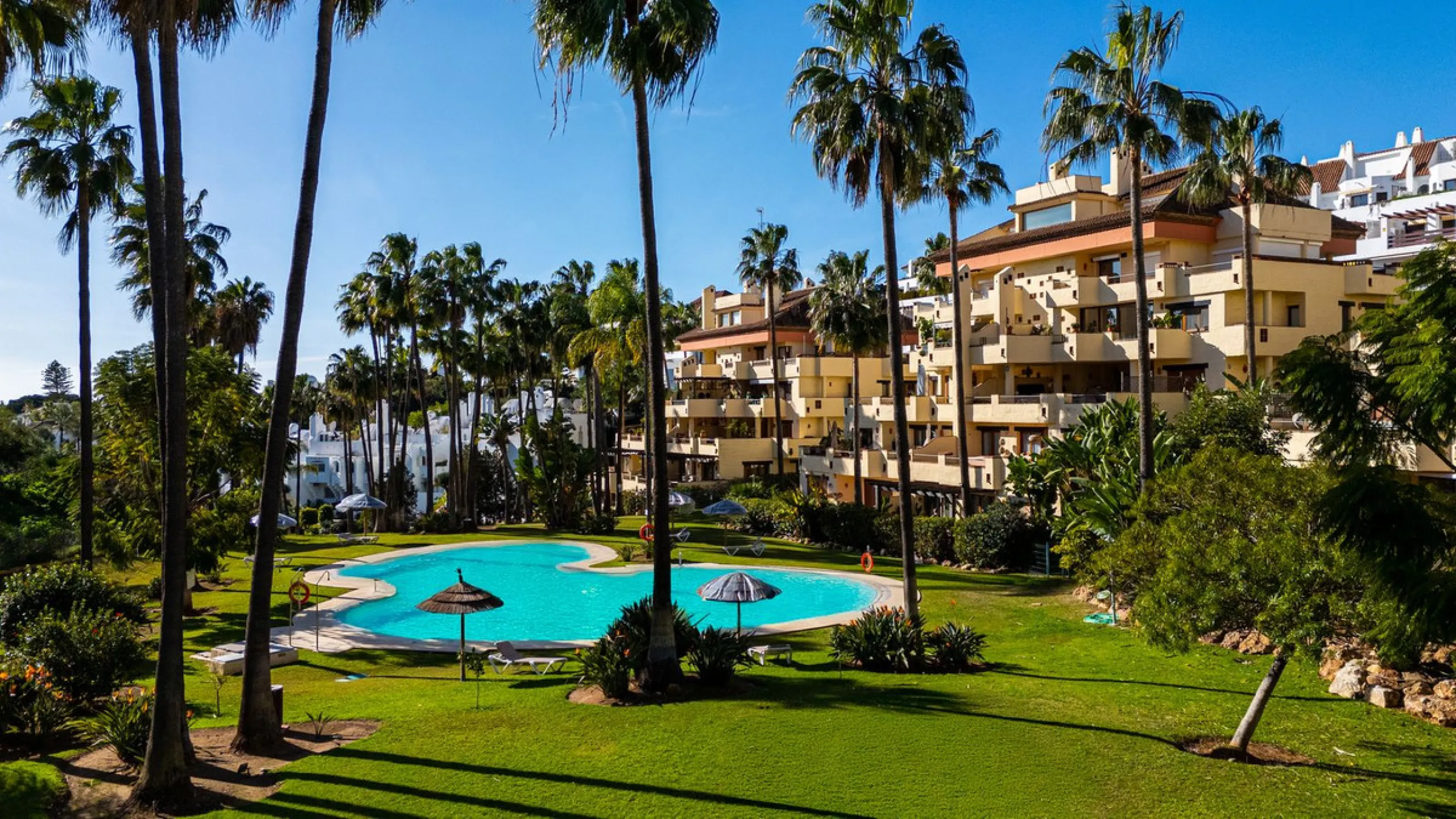 Spacious middle-floor apartment with spectacular direct sea views, located in one of the most peaceful and secure areas of Marbella's Golden Mile: Las Lomas del Marbella Club. Just 3 minutes from the beaches and the vibrant lifestyle of Puente Romano, thi