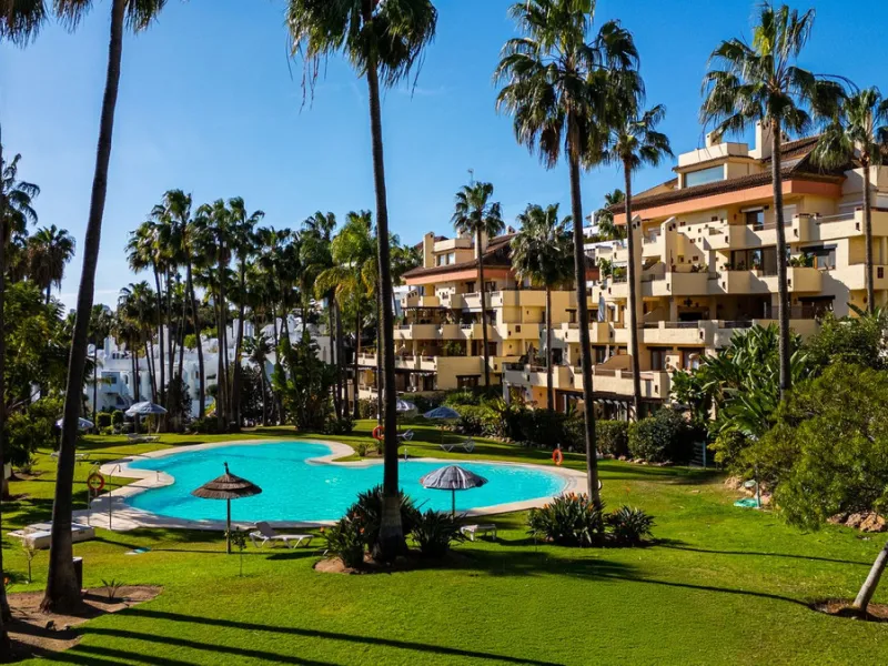 Spacious middle-floor apartment with spectacular direct sea views, located in one of the most peaceful and secure areas of Marbella's Golden Mile: Las Lomas del Marbella Club. Just 3 minutes from the beaches and the vibrant lifestyle of Puente Romano, thi