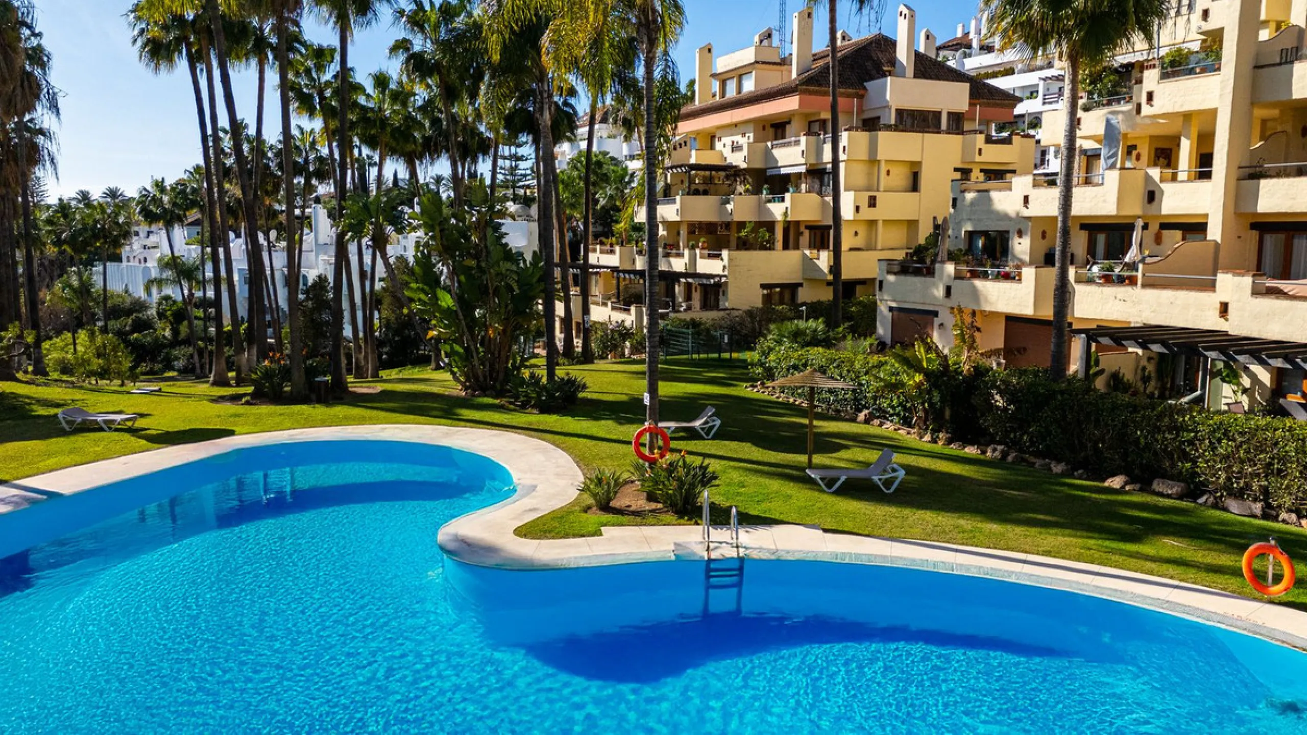Spacious middle-floor apartment with spectacular direct sea views, located in one of the most peaceful and secure areas of Marbella's Golden Mile: Las Lomas del Marbella Club. Just 3 minutes from the beaches and the vibrant lifestyle of Puente Romano, thi