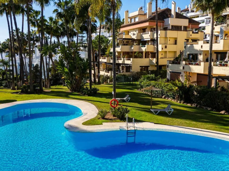 Spacious middle-floor apartment with spectacular direct sea views, located in one of the most peaceful and secure areas of Marbella's Golden Mile: Las Lomas del Marbella Club. Just 3 minutes from the beaches and the vibrant lifestyle of Puente Romano, thi
