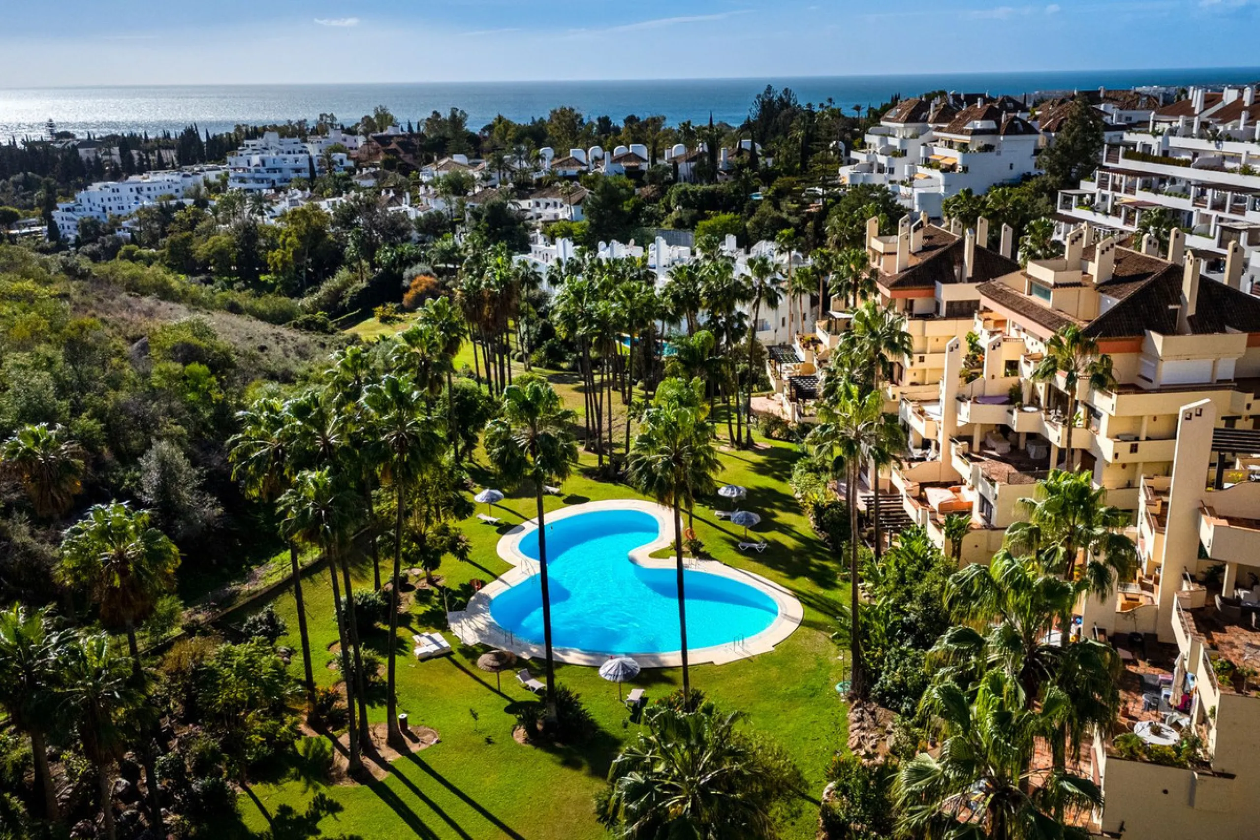 Spacious middle-floor apartment with spectacular direct sea views, located in one of the most peaceful and secure areas of Marbella's Golden Mile: Las Lomas del Marbella Club. Just 3 minutes from the beaches and the vibrant lifestyle of Puente Romano, thi