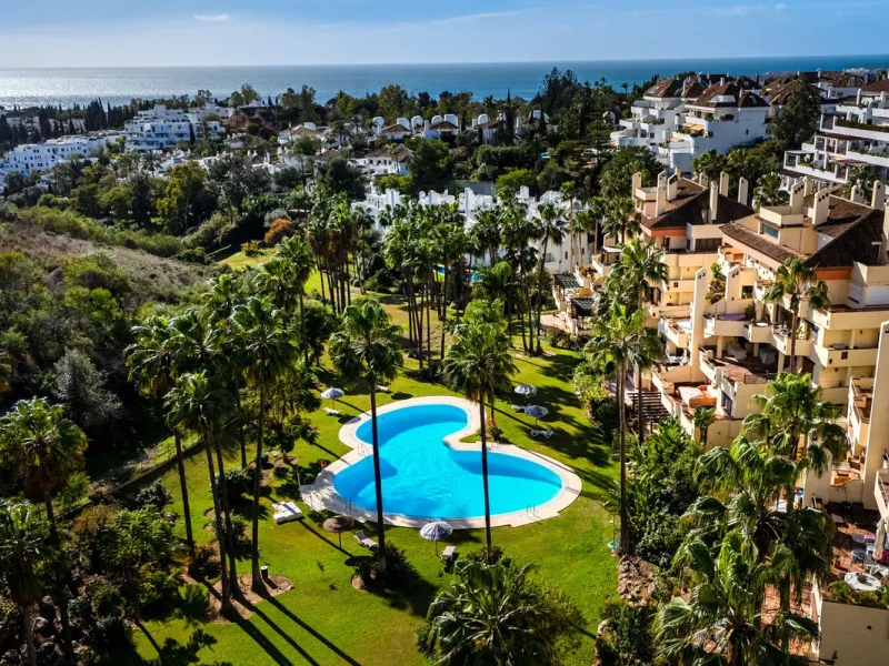 Spacious middle-floor apartment with spectacular direct sea views, located in one of the most peaceful and secure areas of Marbella's Golden Mile: Las Lomas del Marbella Club. Just 3 minutes from the beaches and the vibrant lifestyle of Puente Romano, thi
