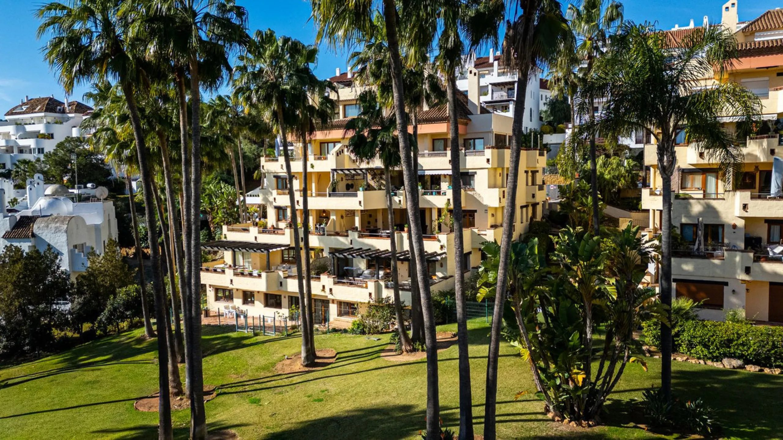 Spacious middle-floor apartment with spectacular direct sea views, located in one of the most peaceful and secure areas of Marbella's Golden Mile: Las Lomas del Marbella Club. Just 3 minutes from the beaches and the vibrant lifestyle of Puente Romano, thi