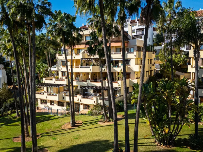 Spacious middle-floor apartment with spectacular direct sea views, located in one of the most peaceful and secure areas of Marbella's Golden Mile: Las Lomas del Marbella Club. Just 3 minutes from the beaches and the vibrant lifestyle of Puente Romano, thi
