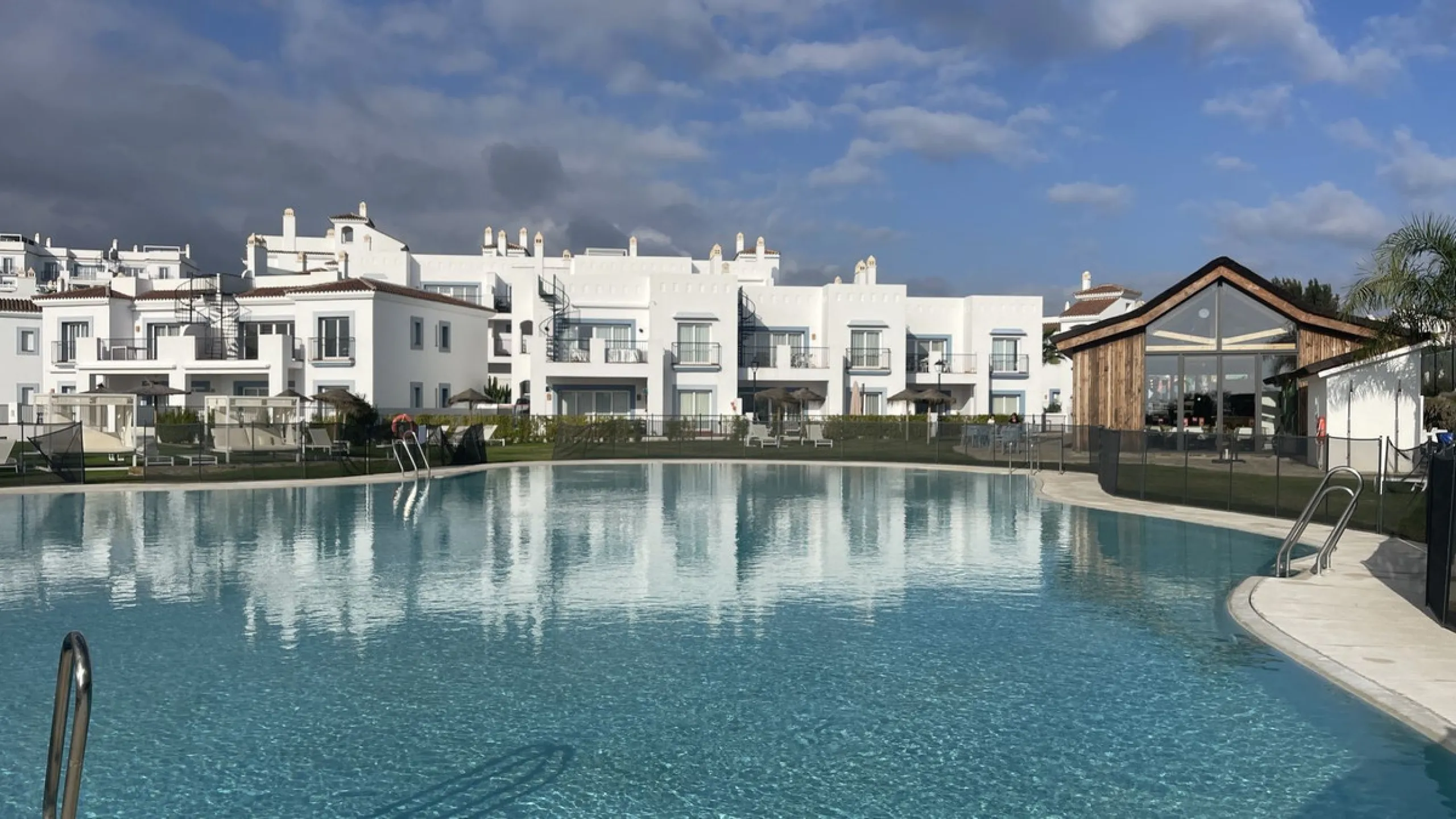 3-Bedroom Apartment with sew view in Paraiso Pueblo, El Paraiso, Benahavis