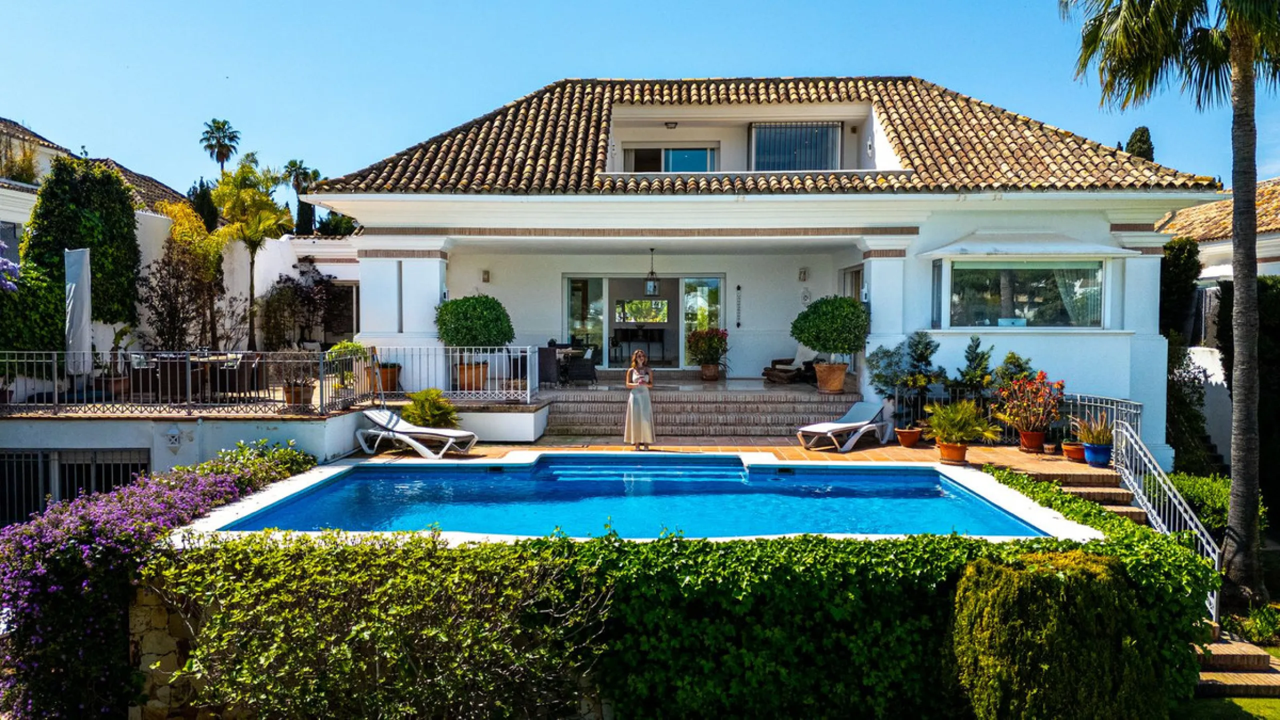 Elegant 7-Bedroom Frontline Golf Villa with Iconic Mountain Views – Nueva Andalucía
